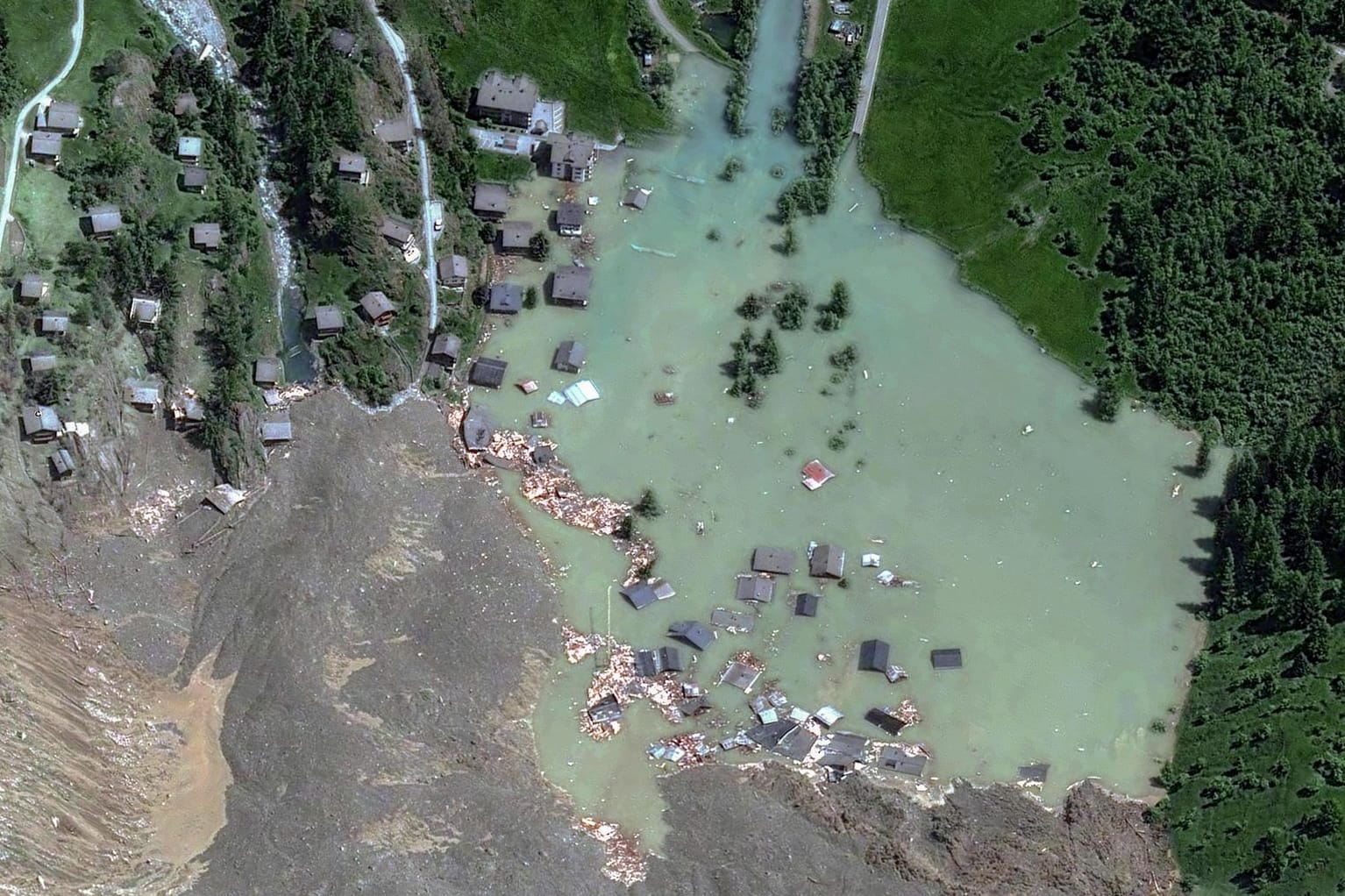 Ein Satellitenbild zeigt die Zerstörung: Der Pegelstand des sich dort gebildeten Sees steigt zeitweise drei Meter in der Stunde.