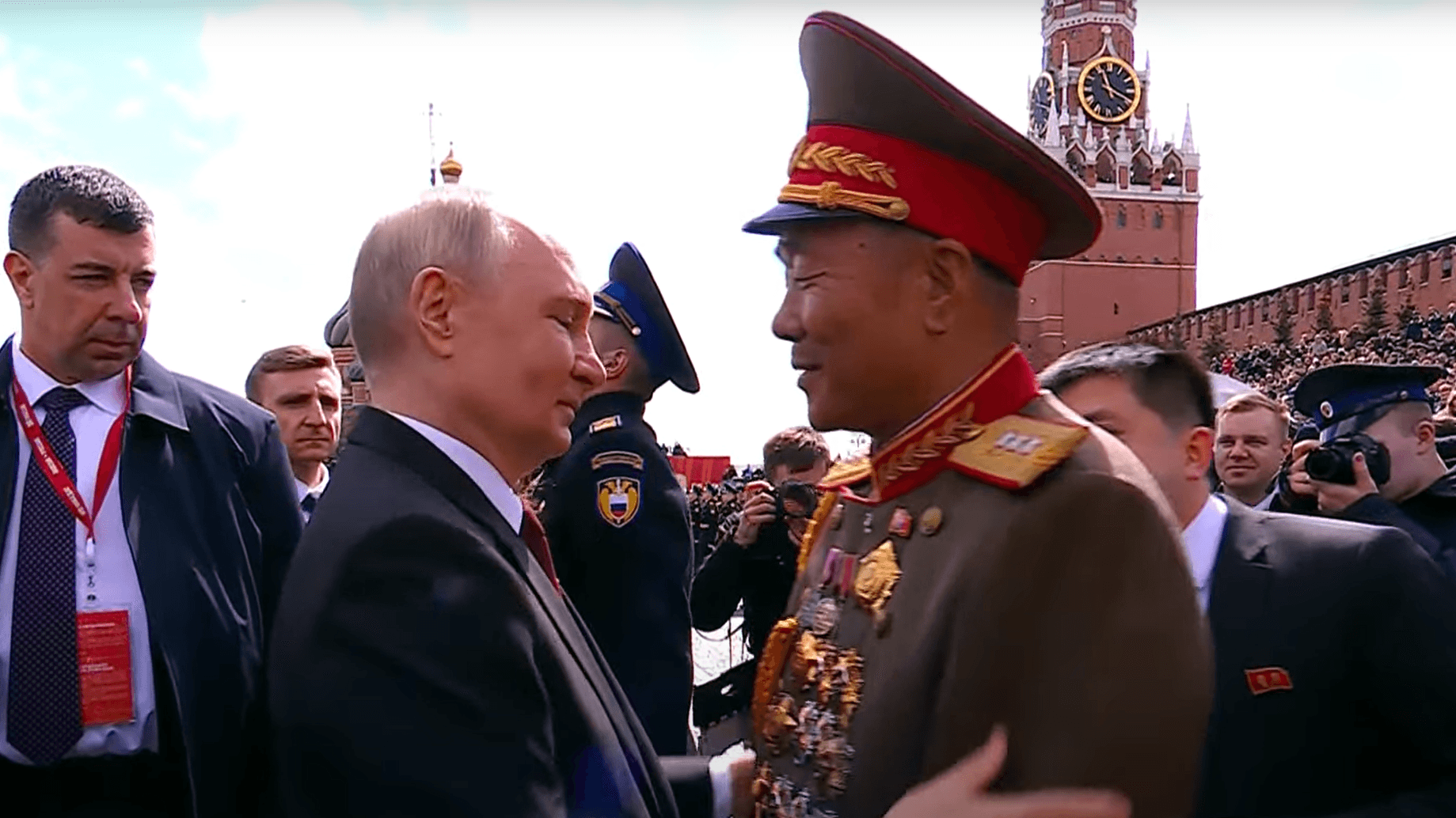 Der russische Präsident Wladimir Putin umarmt einen nordkoreanischen General nach der Militärparade zum "Tag des Sieges": Nordkorea unterstützt Russland beim Krieg gegen die Ukraine.