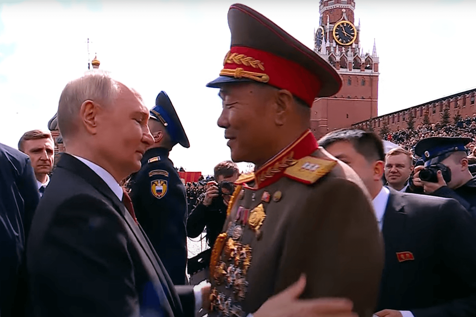 Der russische Präsident Wladimir Putin umarmt einen nordkoreanischen General nach der Militärparade zum "Tag des Sieges": Nordkorea unterstützt Russland beim Krieg gegen die Ukraine.