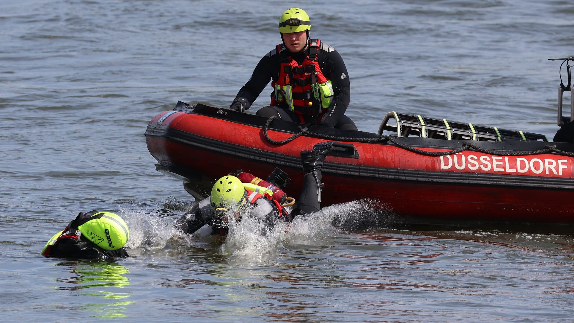 Feuerwehr Düsseldorf bei Übung: Feuerwehr Düsseldorf warnt vor Schwimmen im Rhein. Feuerwehr Düsseldorf bei Übung: Feuerwehr Düsseldorf warnt vor Schwimmen im Rhein.
