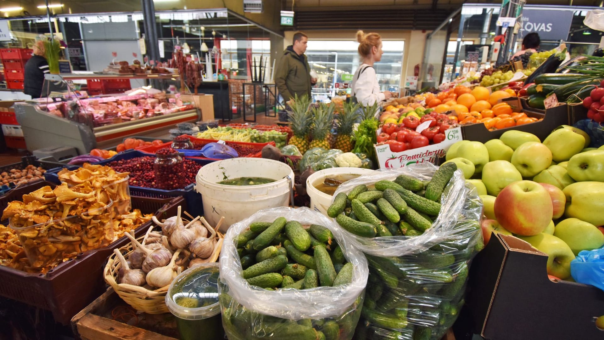 Vilnius ist auch die Stadt der Märkte, Cafés und Restaurants, wie hier eines in den Halės turgus, der ältesten Markthalle.