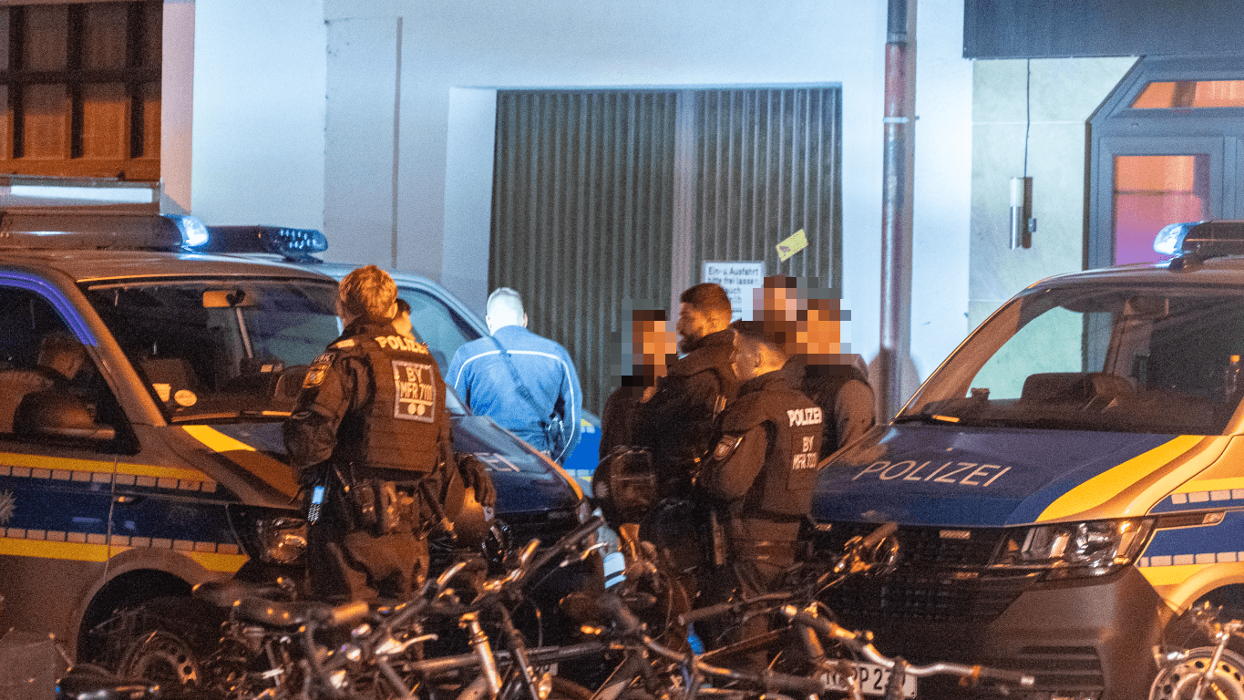 Die Nürnberger Polizei war am Freitagabend mit einem Großaufgebot im Rennweg unterwegs: Dort war es zu einer massiven Auseinandersetzung zwischen Fußballfans gekommen.