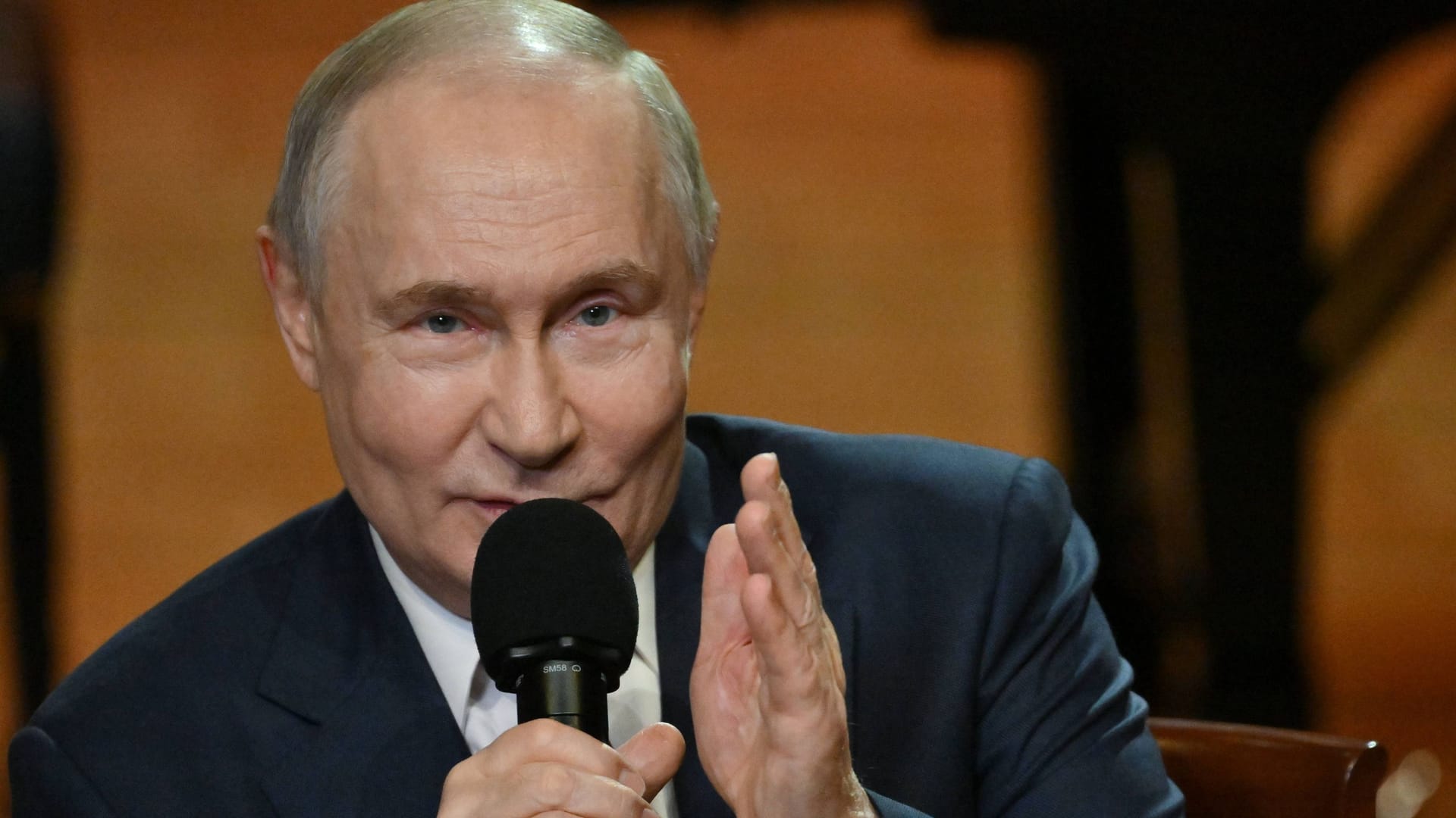 Machthaber im Konzertsaal: Putin inszeniert sich an einer Musikhochschule in Krasnodar als Freund der schönen Künste. Zeitgleich zerfetzen seine Bomben die Ukraine.