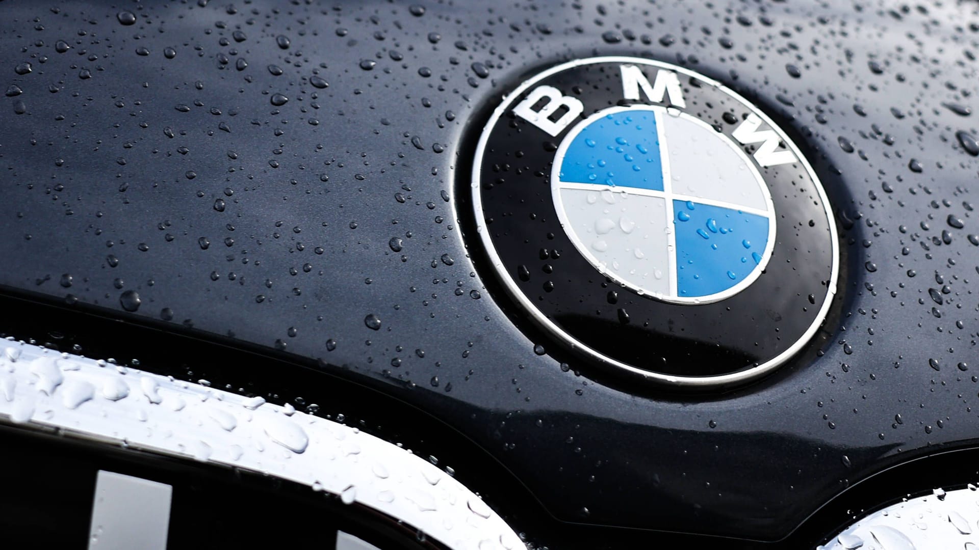 Brandgefahr im Motorraum: BMW ruft weltweit über 37.000 Fahrzeuge zurück. Brandgefahr im Motorraum: BMW ruft weltweit über 37.000 Fahrzeuge zurück.