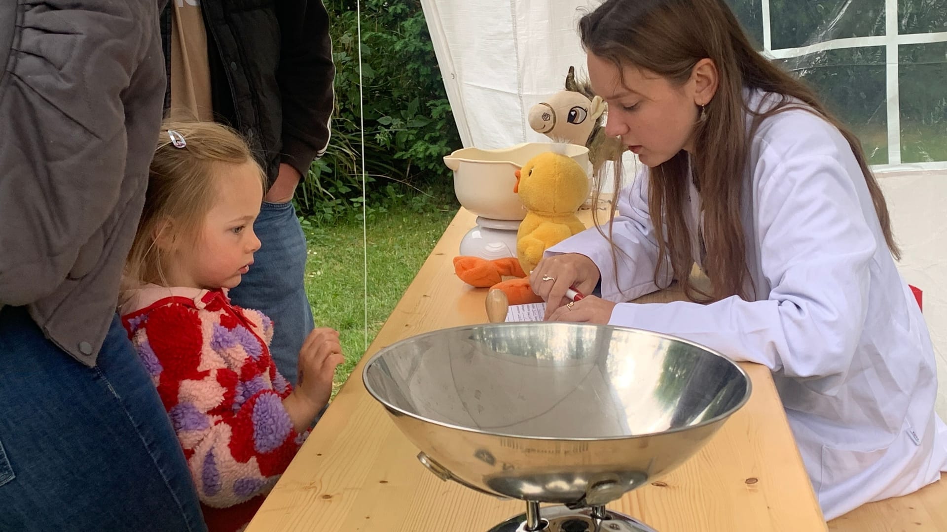 An der Anmeldung werden die Stofftiere der Kinder gewogen und gemessen.