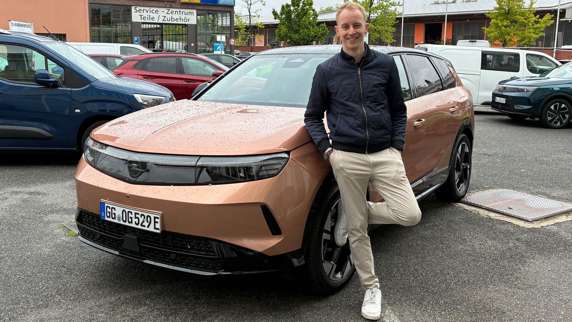 Redakteur Clausen am Opel Grandland.