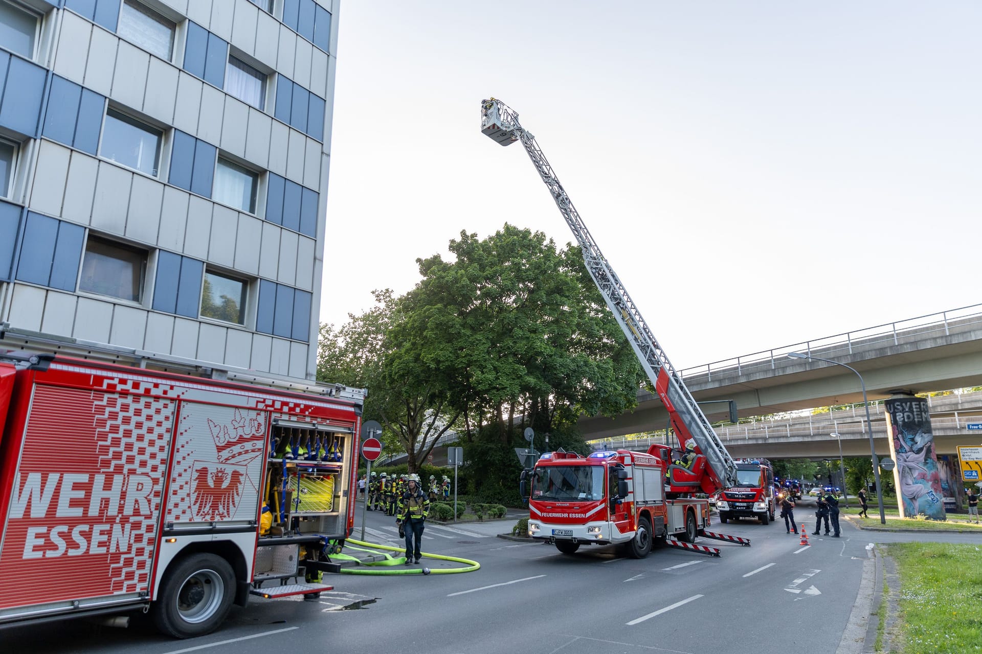 Ein Küchenbrand auf der Frau-Bertha-Krupp-Straße: Die Feuerwehr rückte zum Einsatz in das Essener Südviertel aus.