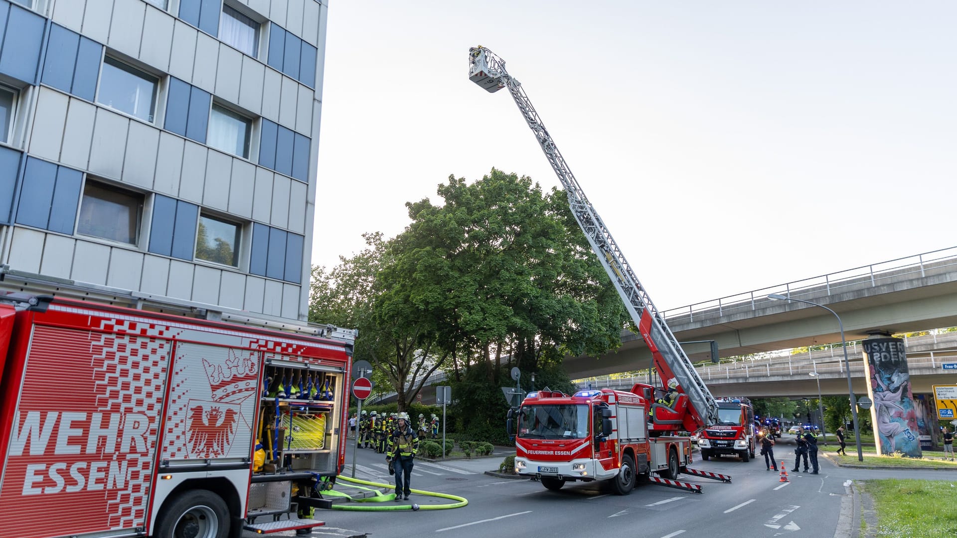 Ein Küchenbrand auf der Frau-Bertha-Krupp-Straße: Die Feuerwehr rückte zum Einsatz in das Essener Südviertel aus. Ein Küchenbrand auf der Frau-Bertha-Krupp-Straße: Die Feuerwehr rückte zum Einsatz in das Essener Südviertel aus.