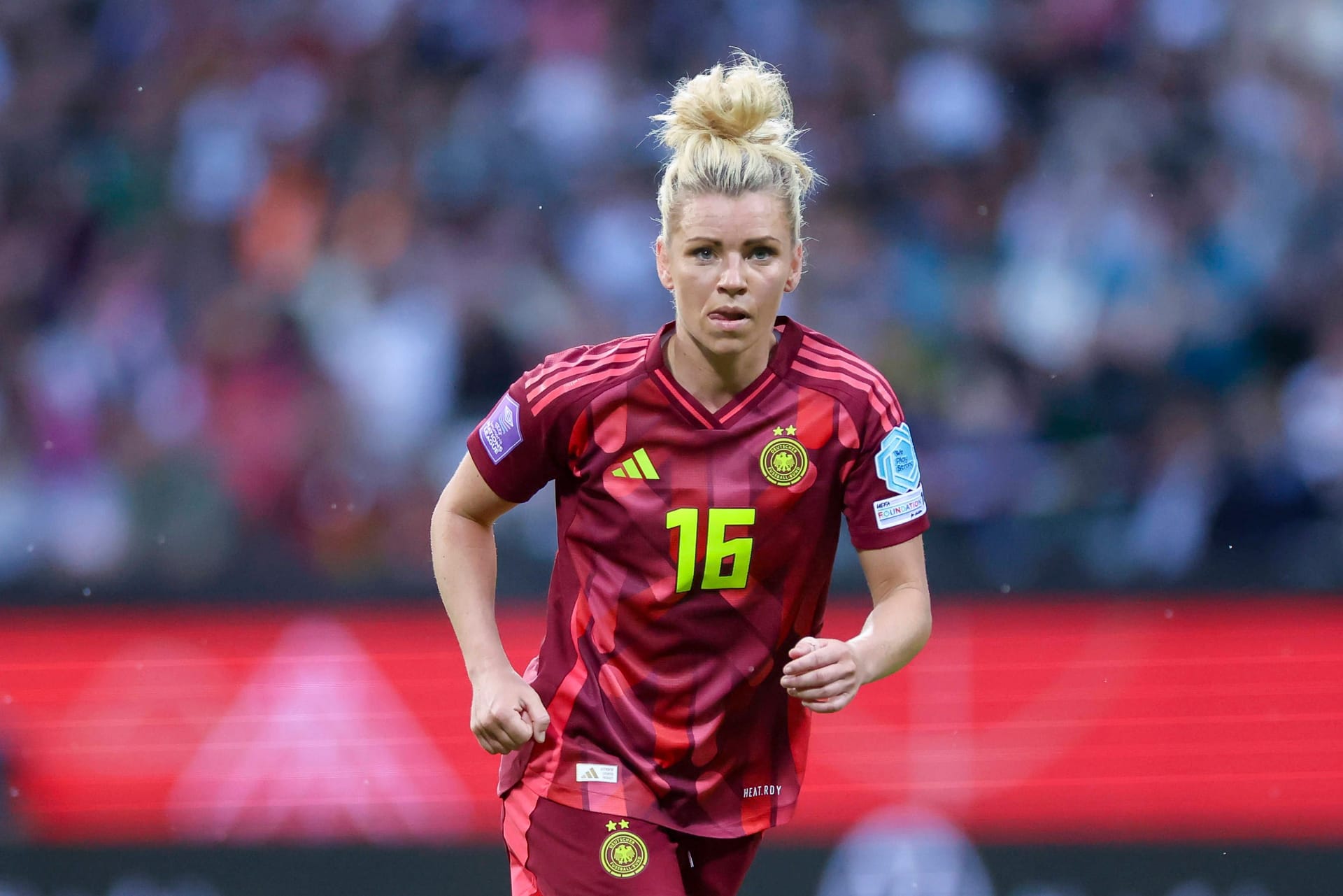 Lina Dallmann: Das Bayern-Ass übernahm die Kreativität im Offensivspiel. Zauberte mit One-Touch-Fußball etwa per Hacke (48.) und gekonnten Steilpässen (11.). Flink auf den Füßen wie eh und je. Tat dem deutschen Team auf der Zehn gut und avancierte zur besten Spielerin des Spiels. Note: 1 Lina Dallmann: Das Bayern-Ass übernahm die Kreativität im Offensivspiel. Zauberte mit One-Touch-Fußball etwa per Hacke (48.) und gekonnten Steilpässen (11.). Flink auf den Füßen wie eh und je. Tat dem deutschen Team auf der Zehn gut und avancierte zur besten Spielerin des Spiels. Note: 1