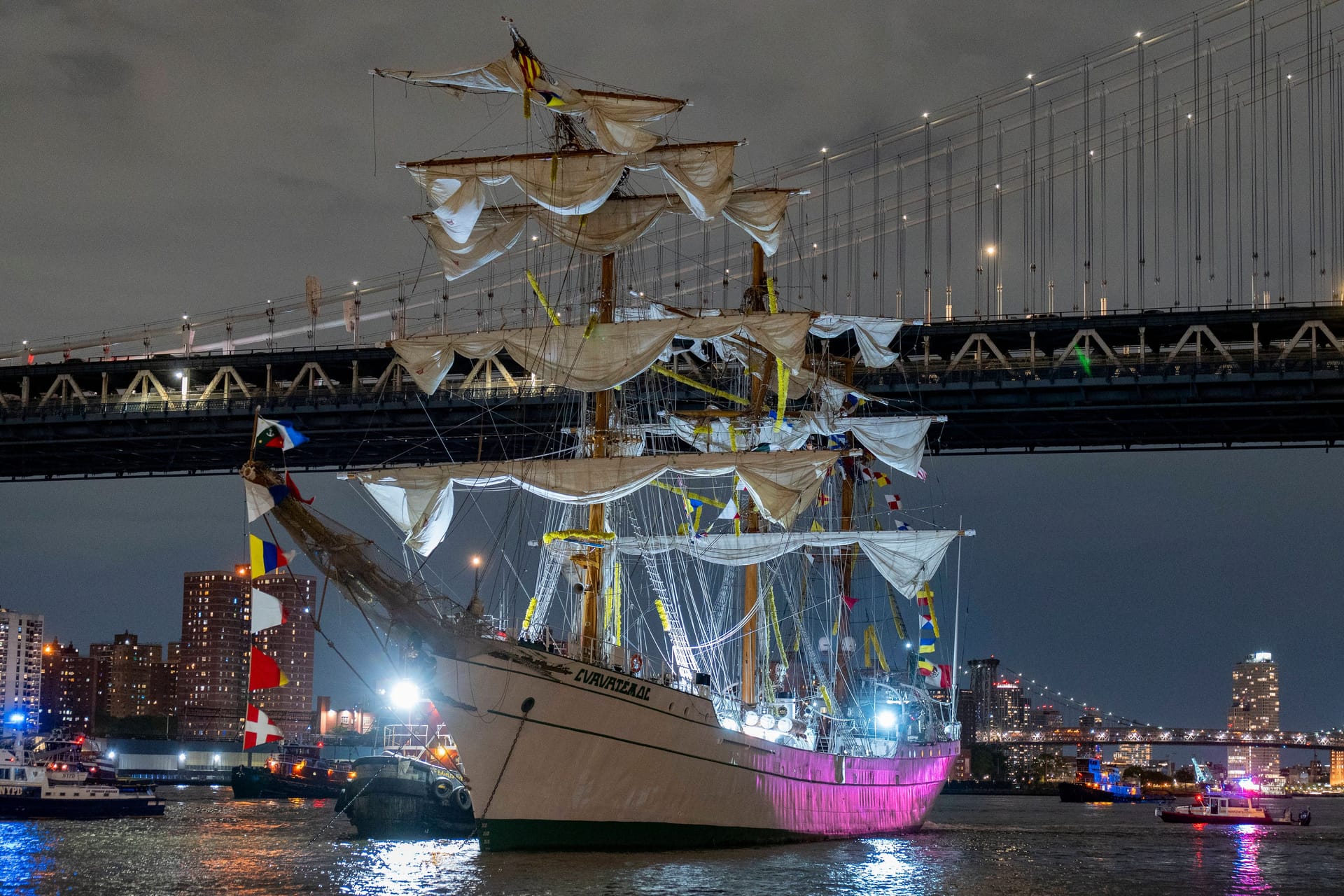 New York: Vor den Augen zahlreicher entsetzter Passanten hat ein Segelschulschiff der mexikanischen Marine die weltberühmte Brooklyn Bridge in New York gerammt