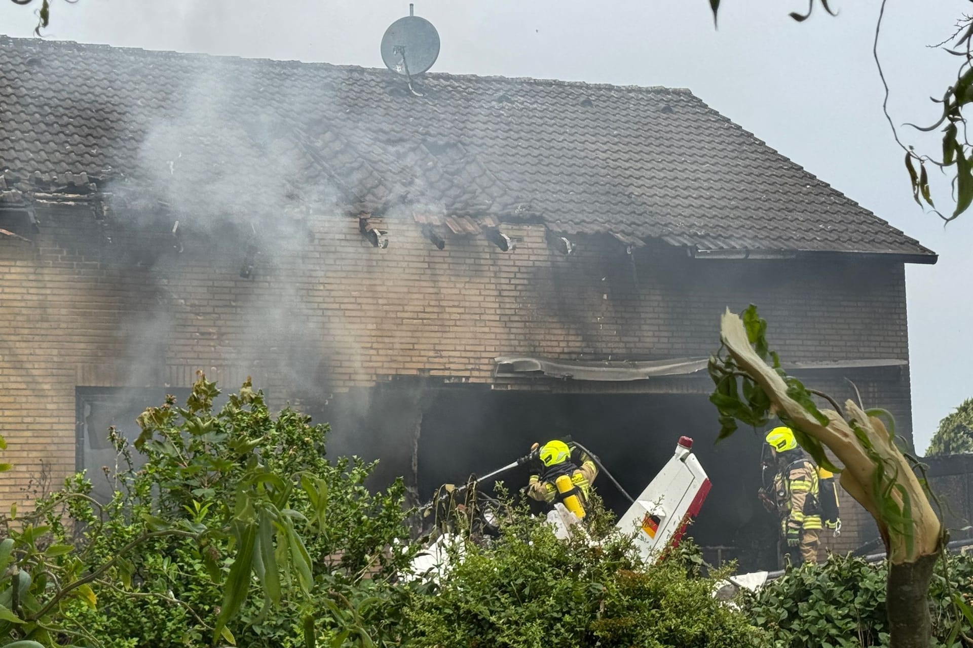 Flugzeug stürzt auf Haus in Korschenbroich