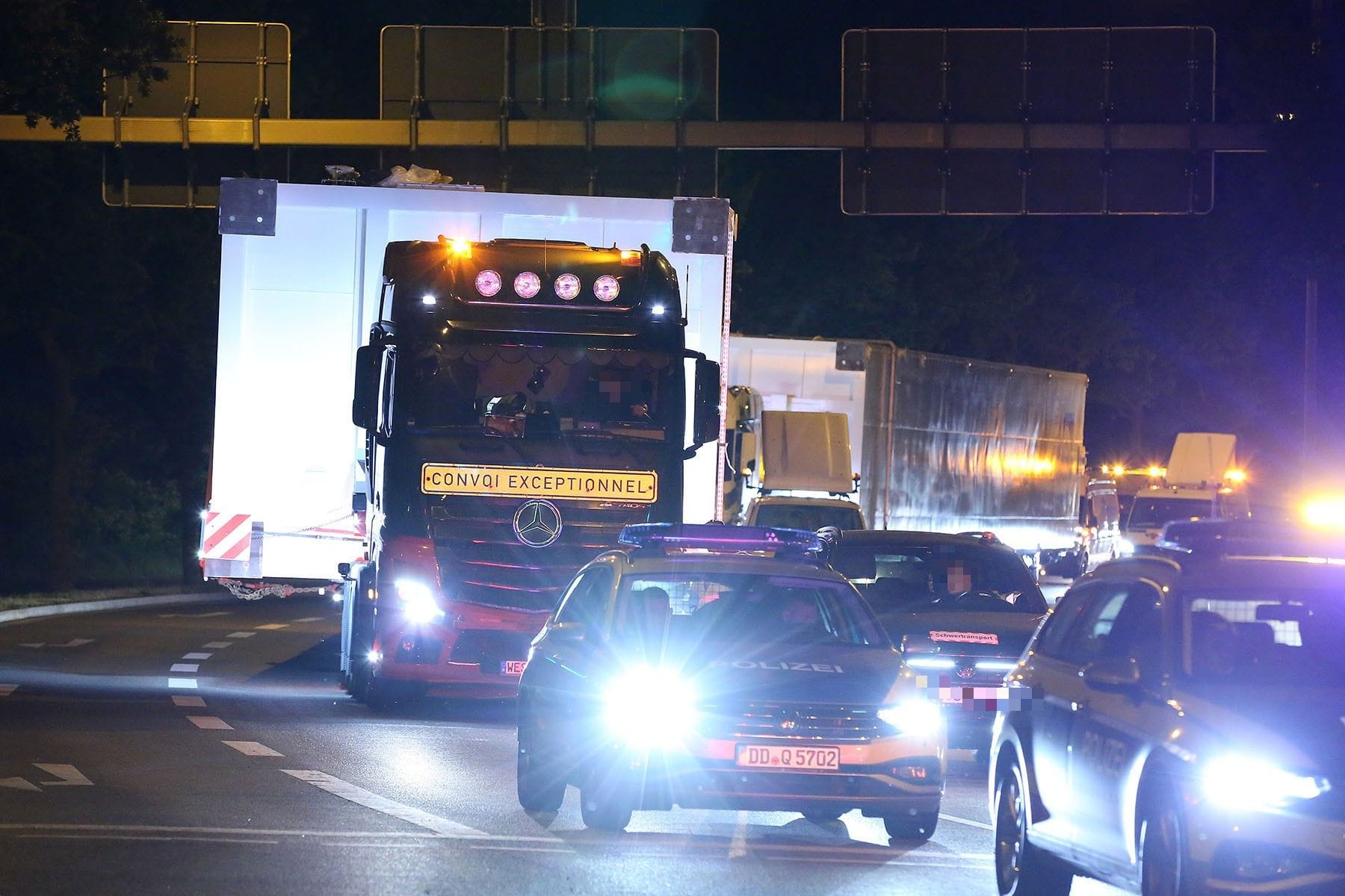 Jeder Container war fast 30 Meter lang und 78 Tonnen schwer: Deshalb konnten die "Cool Boxen" nur in der Nacht durch Dresden transportiert werden.