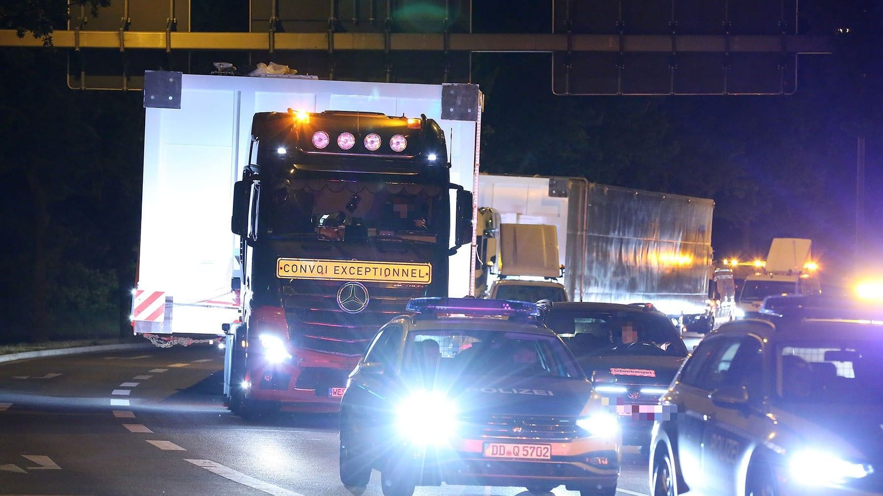 Jeder Container war fast 30 Meter lang und 78 Tonnen schwer: Deshalb konnten die "Cool Boxen" nur in der Nacht durch Dresden transportiert werden. Jeder Container war fast 30 Meter lang und 78 Tonnen schwer: Deshalb konnten die "Cool Boxen" nur in der Nacht durch Dresden transportiert werden.