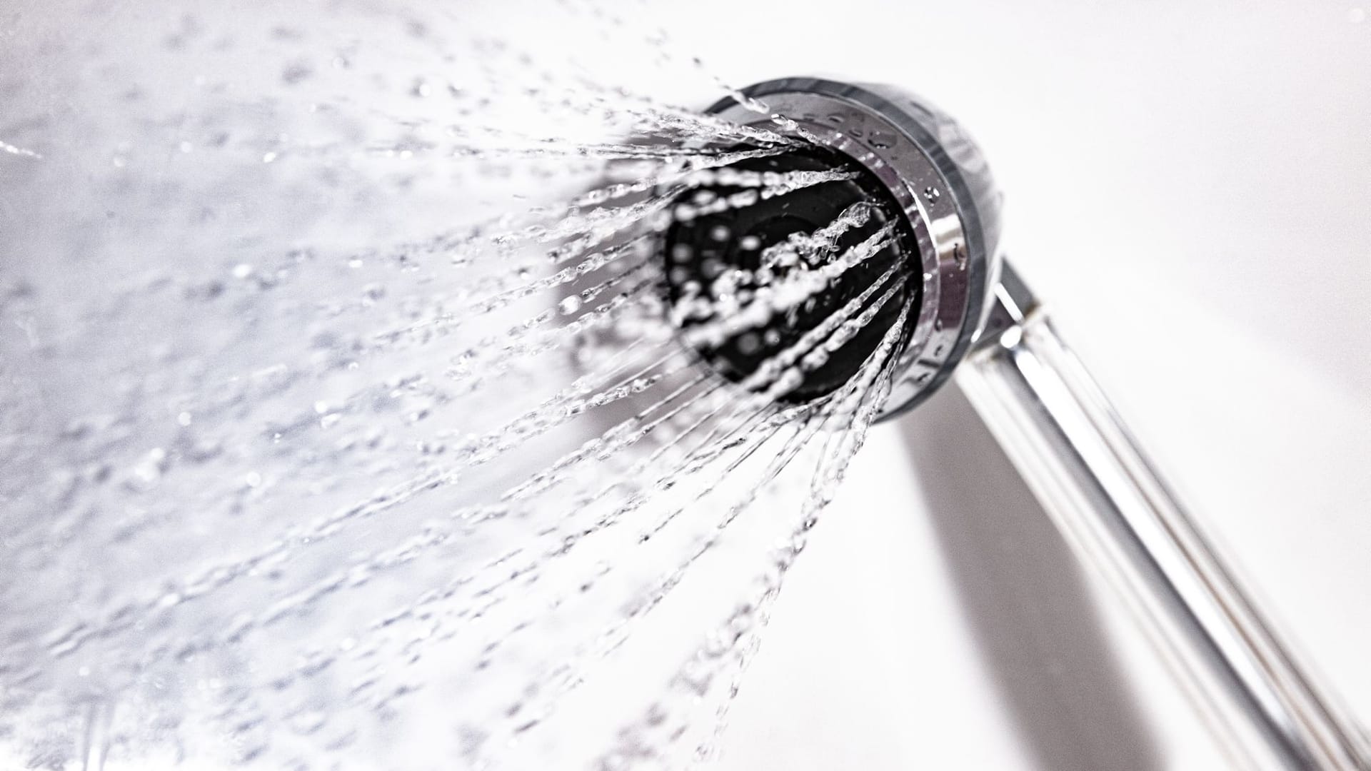 Duschkopf mit Wasserstrahl und Wassertropfen