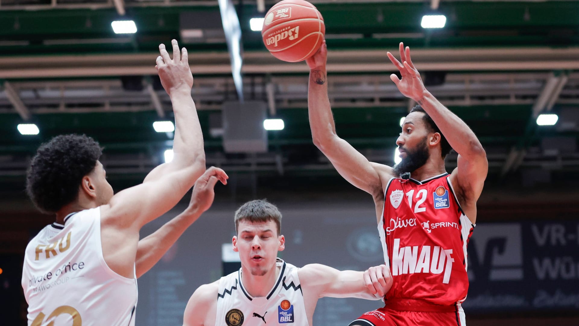 Braunschweigs Sananda Frau und Luka Scuka verteidigen gegen Würzburgs Davion Mintz: Die Würzburg Baskets sind zurück im Playoff-Kampf. Braunschweigs Sananda Frau und Luka Scuka verteidigen gegen Würzburgs Davion Mintz: Die Würzburg Baskets sind zurück im Playoff-Kampf.