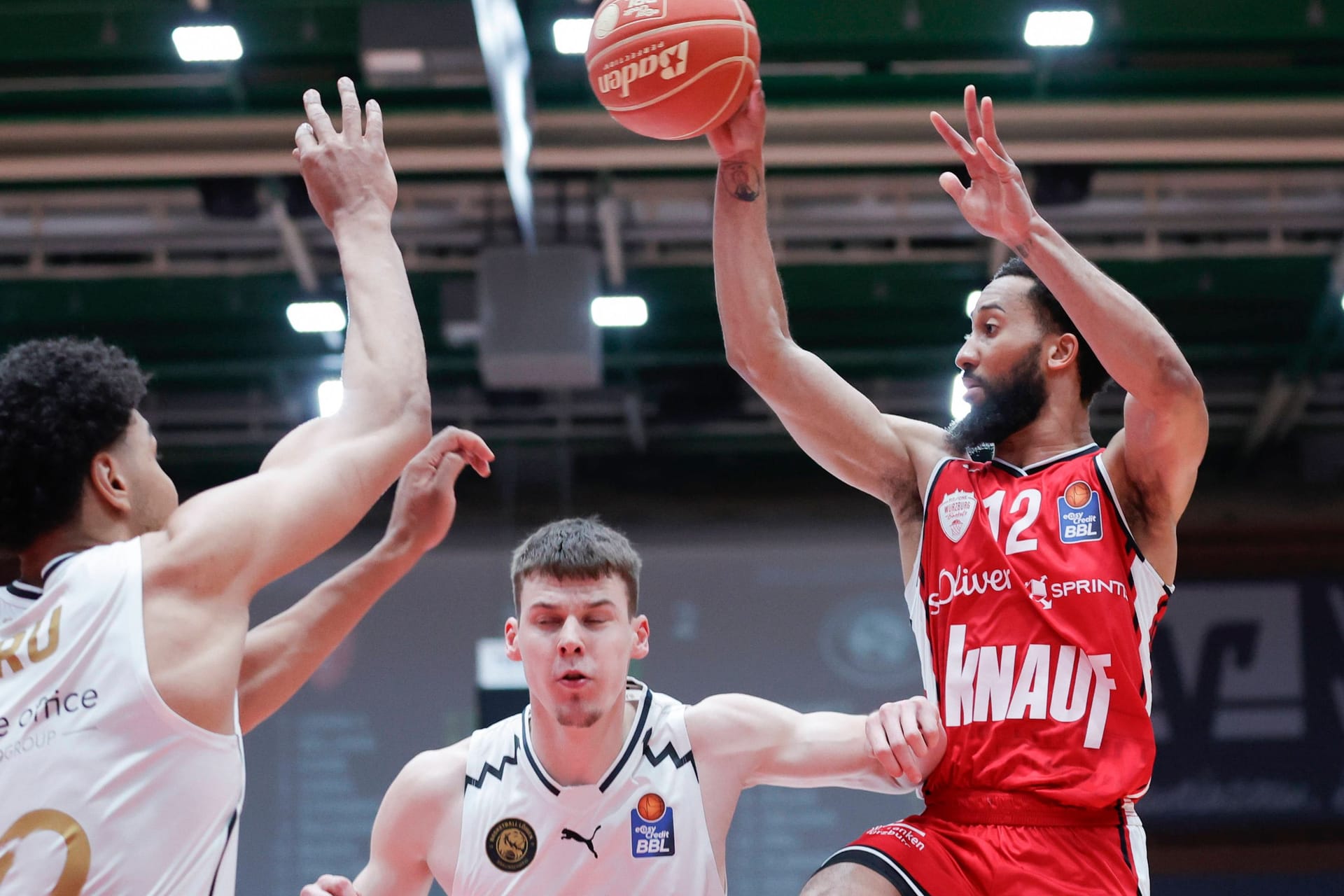 Braunschweigs Sananda Frau und Luka Scuka verteidigen gegen Würzburgs Davion Mintz: Die Würzburg Baskets sind zurück im Playoff-Kampf. Braunschweigs Sananda Frau und Luka Scuka verteidigen gegen Würzburgs Davion Mintz: Die Würzburg Baskets sind zurück im Playoff-Kampf.