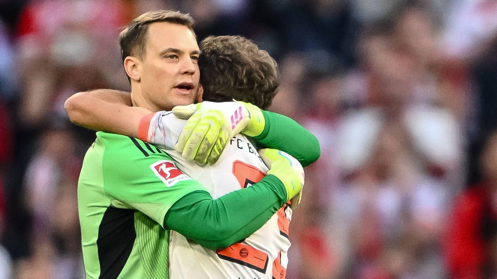Manuel Neuer (l.) und Thomas Müller: Die beiden Kapitäne des FC Bayern verabschiedeten sich innig voneinander.