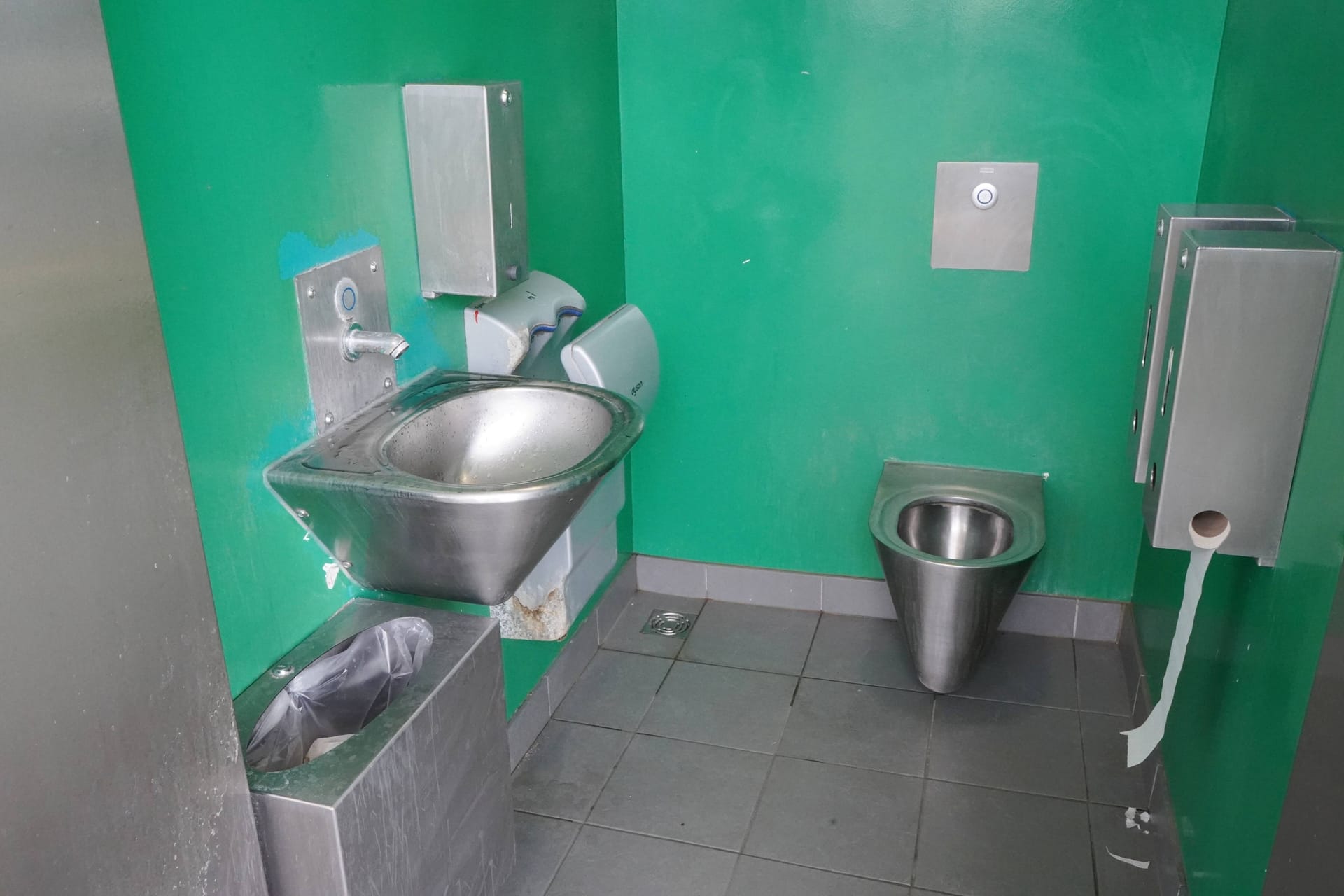 Dreckige Rastplatz-Toilette (Symbolbild): Viele berichten von desaströsen Zustände an der Raststätte Mahndorfer Marsch West.
