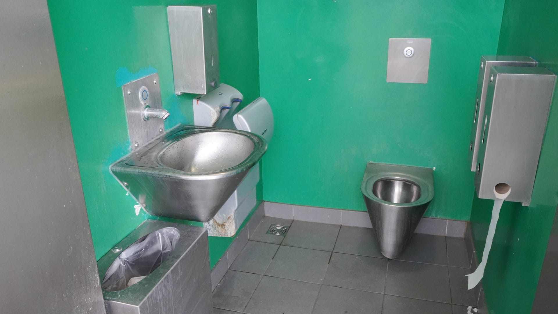 Dreckige Rastplatz-Toilette (Symbolbild): Viele berichten von desaströsen Zustände an der Raststätte Mahndorfer Marsch West. Dreckige Rastplatz-Toilette (Symbolbild): Viele berichten von desaströsen Zustände an der Raststätte Mahndorfer Marsch West.