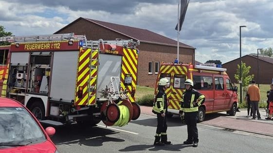 Einsatzkräfte vor Ort: Der Unfall ereignete sich direkt gegenüber vom Feuerwehr-Gerätehaus.