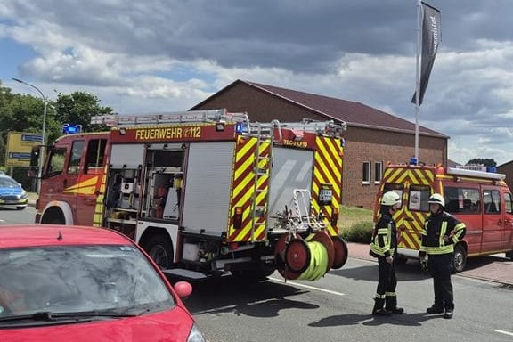 Einsatzkräfte vor Ort: Der Unfall ereignete sich direkt gegenüber vom Feuerwehr-Gerätehaus.