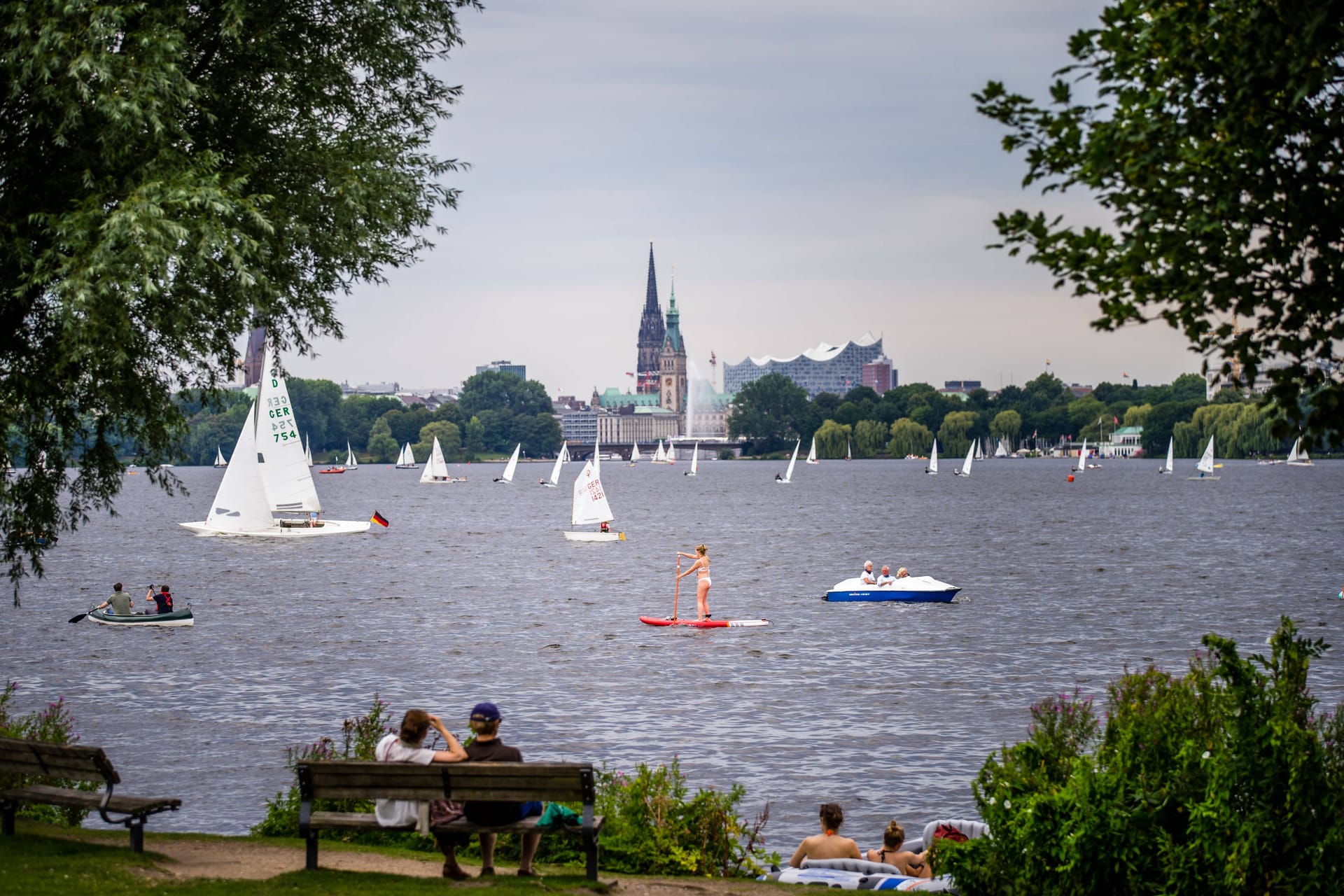 Die Alster im Sommer: Es wird heiß in Hamburg.