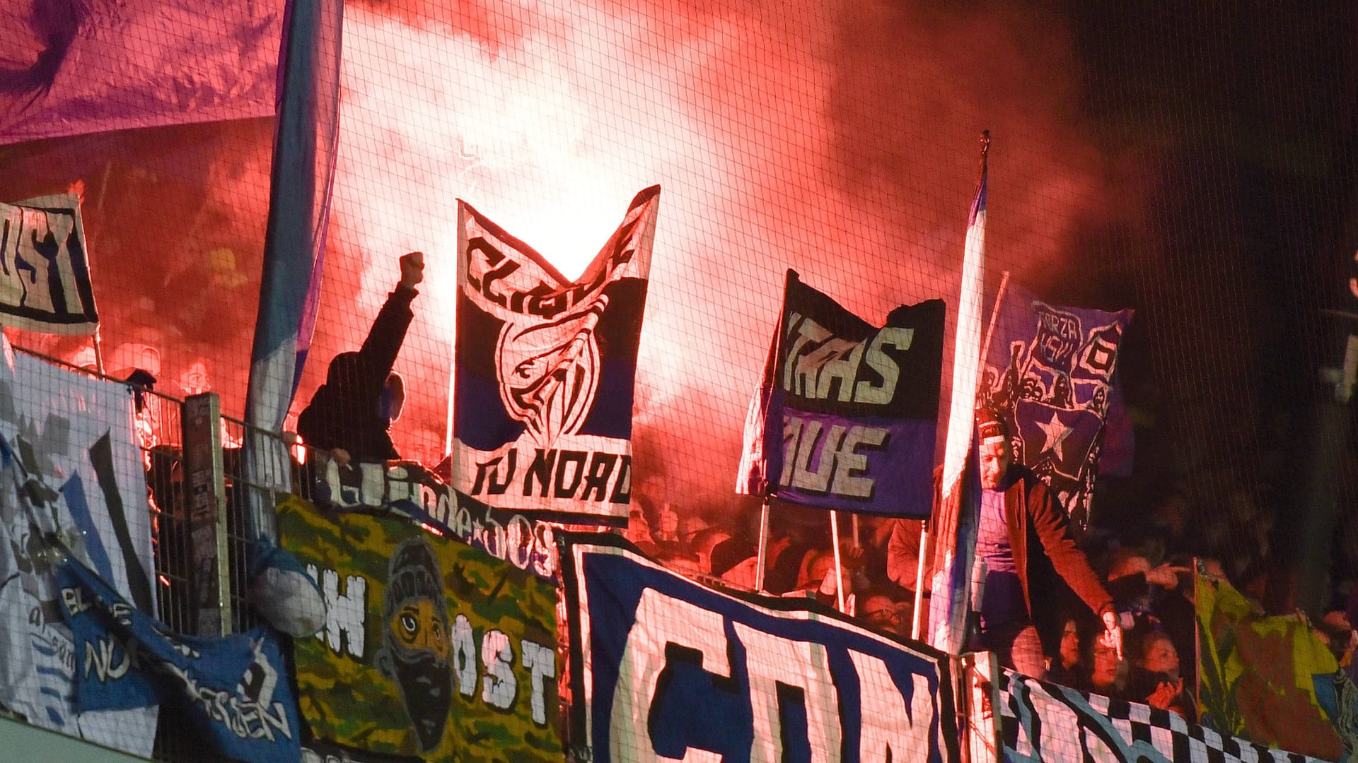 HSV-Fans zünden Pyrotechnik im Weserstadion (Archivbild): Ab der kommenden Saison gibt es das Nordderby wieder – mit hohen Kosten für Werder? HSV-Fans zünden Pyrotechnik im Weserstadion (Archivbild): Ab der kommenden Saison gibt es das Nordderby wieder – mit hohen Kosten für Werder?