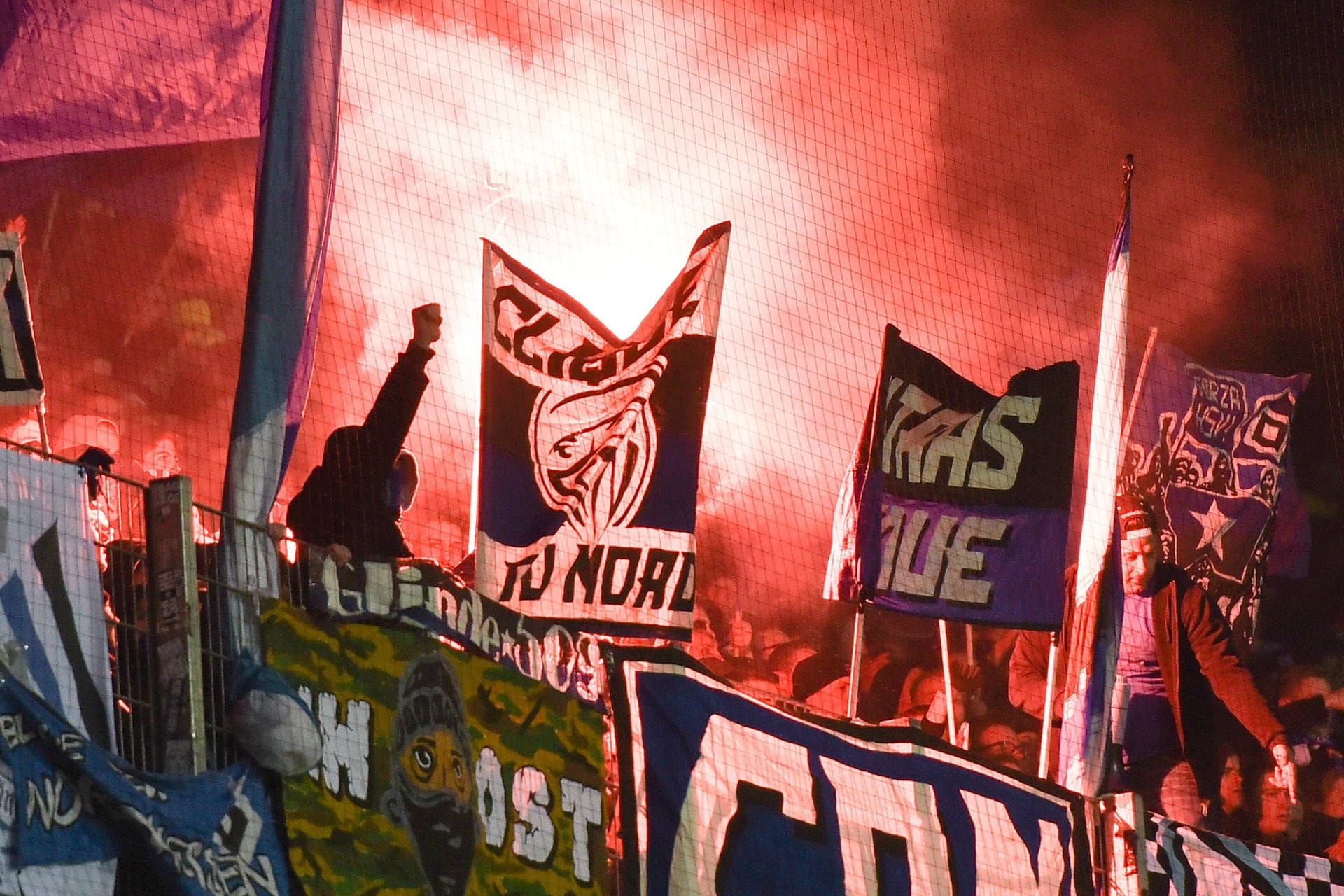 HSV-Fans zünden Pyrotechnik im Weserstadion (Archivbild): Ab der kommenden Saison gibt es das Nordderby wieder – mit hohen Kosten für Werder?