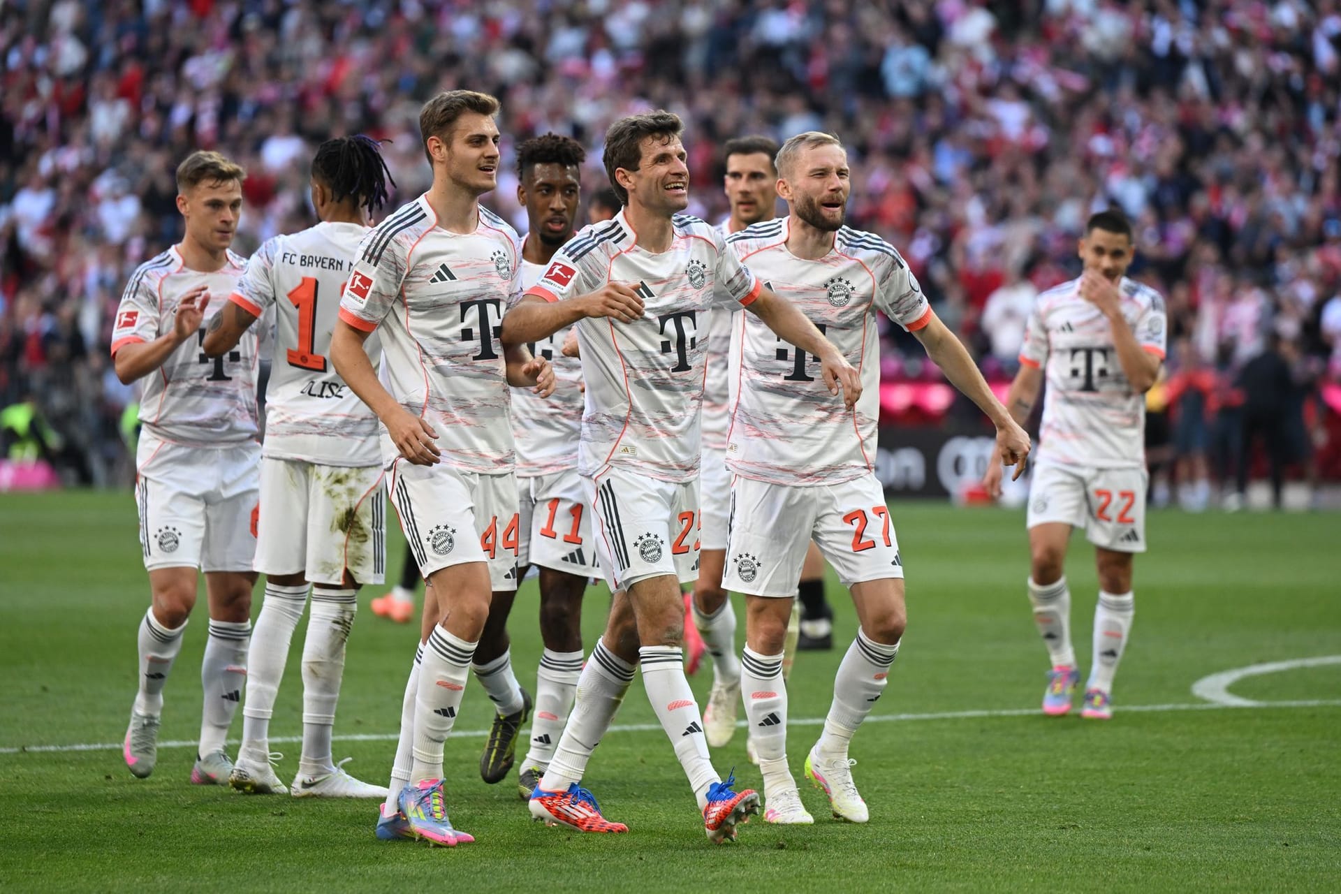 Der FC Bayern schlägt Gladbach in Thomas Müllers letztem Heimspiel mit 2:0. Harry Kane klaut Michael Olise dabei ein Tor. Der Abschied von Vereinslegende Müller steht auch bei den Spielernoten im Mittelpunkt. Die Einzelkritik. Der FC Bayern schlägt Gladbach in Thomas Müllers letztem Heimspiel mit 2:0. Harry Kane klaut Michael Olise dabei ein Tor. Der Abschied von Vereinslegende Müller steht auch bei den Spielernoten im Mittelpunkt. Die Einzelkritik.