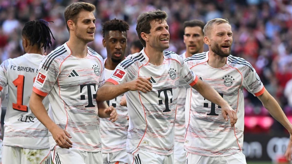 Der FC Bayern schlägt Gladbach in Thomas Müllers letztem Heimspiel mit 2:0. Harry Kane klaut Michael Olise dabei ein Tor. Der Abschied von Vereinslegende Müller steht auch bei den Spielernoten im Mittelpunkt. Die Einzelkritik.