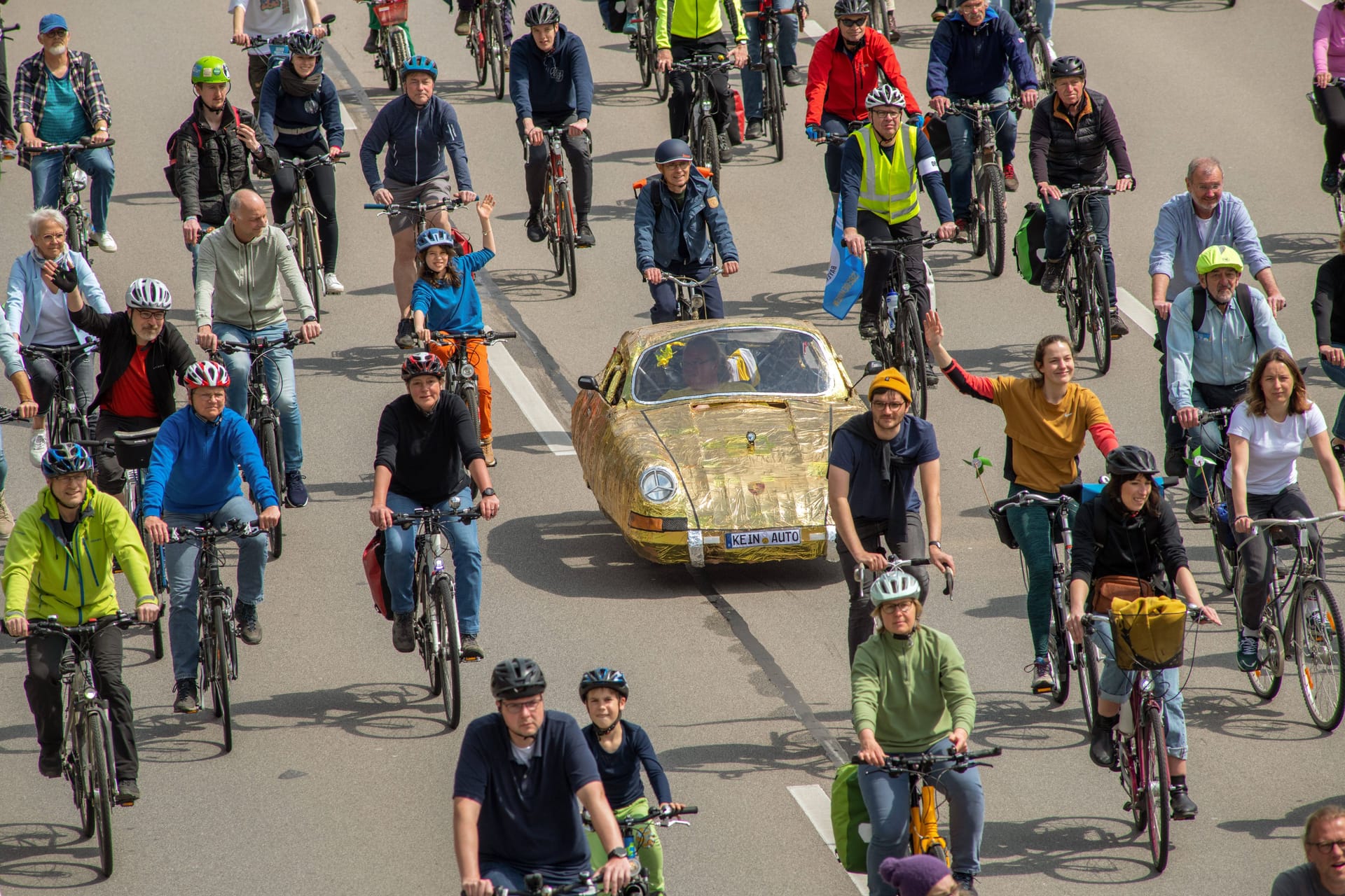 Teilnehmer bei der Radsternfahrt im Jahr 2023 (Archivbild): Damals führte die Strecke ebenfalls über die Autobahn.