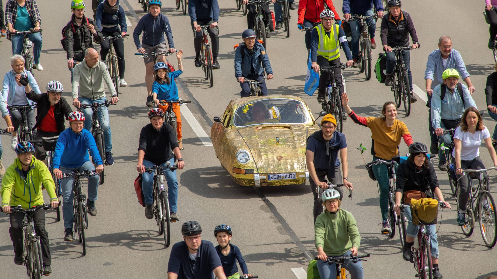 Teilnehmer bei der Radsternfahrt im Jahr 2023 (Archivbild): Damals führte die Strecke ebenfalls über die Autobahn.