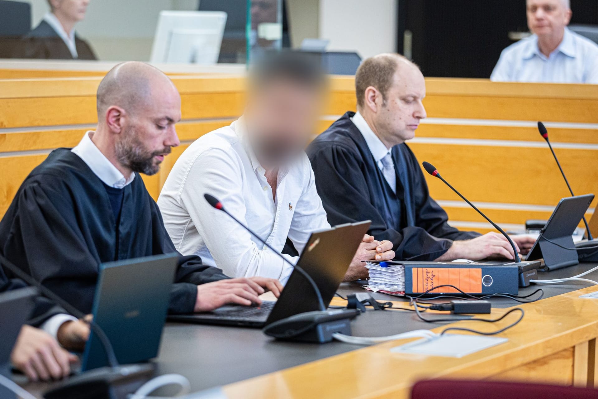 Der Angeklagte (Mitte) im Landgericht Hannover: Der Staatsanwalt soll eine international agierende Drogenbande mit Informationen versorgt haben.