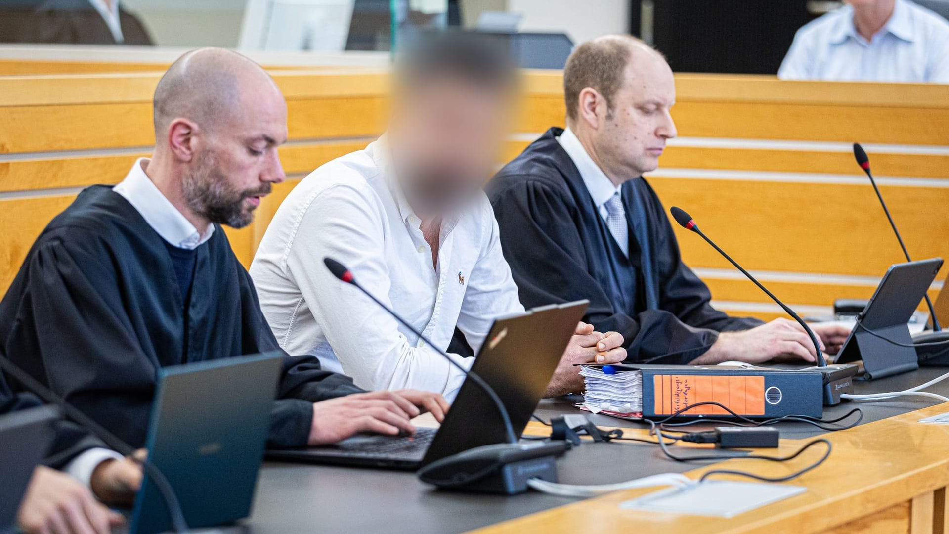 Der Angeklagte (Mitte) im Landgericht Hannover: Der Staatsanwalt soll eine international agierende Drogenbande mit Informationen versorgt haben. Der Angeklagte (Mitte) im Landgericht Hannover: Der Staatsanwalt soll eine international agierende Drogenbande mit Informationen versorgt haben.