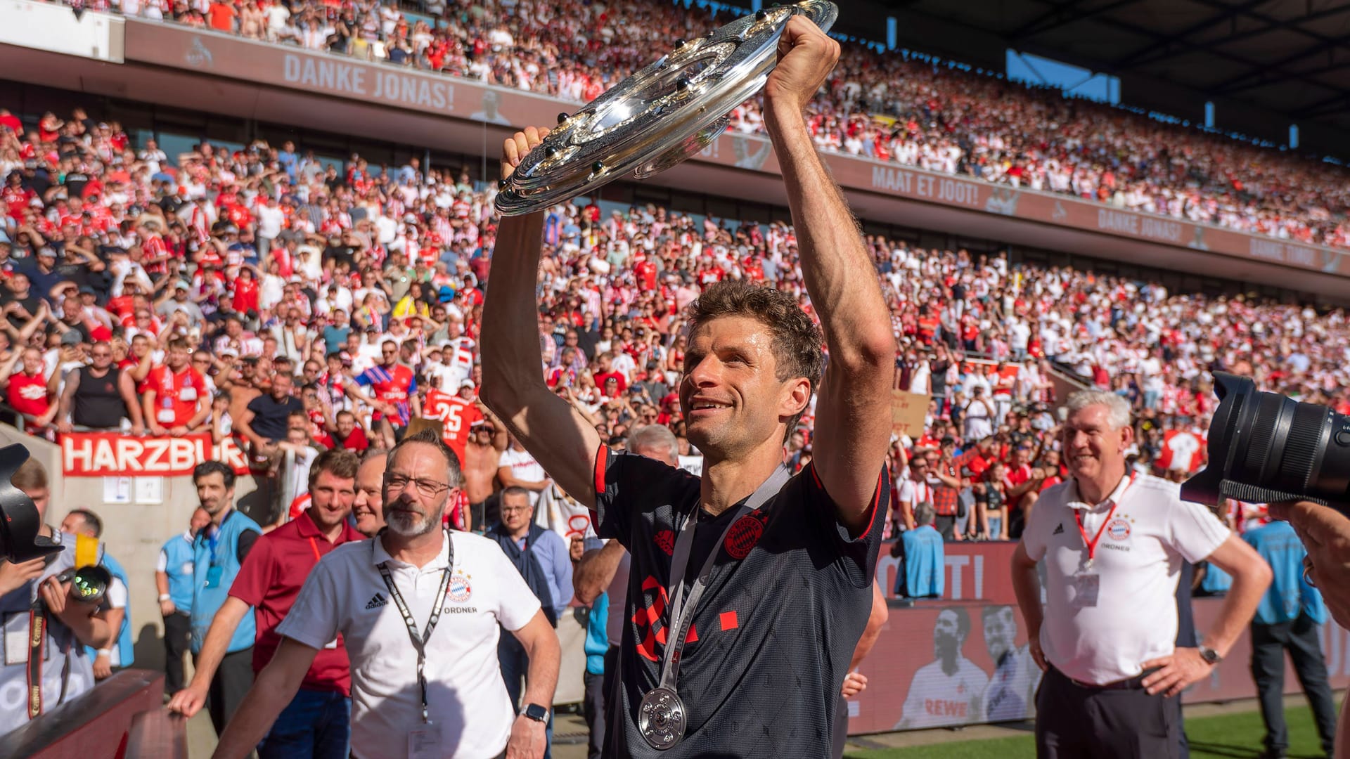Thomas Müller präsentiert die Meisterschale (Archivbild): Für die Vereinslegende wird es die letzte Titel-Sause mit dem FC Bayern.