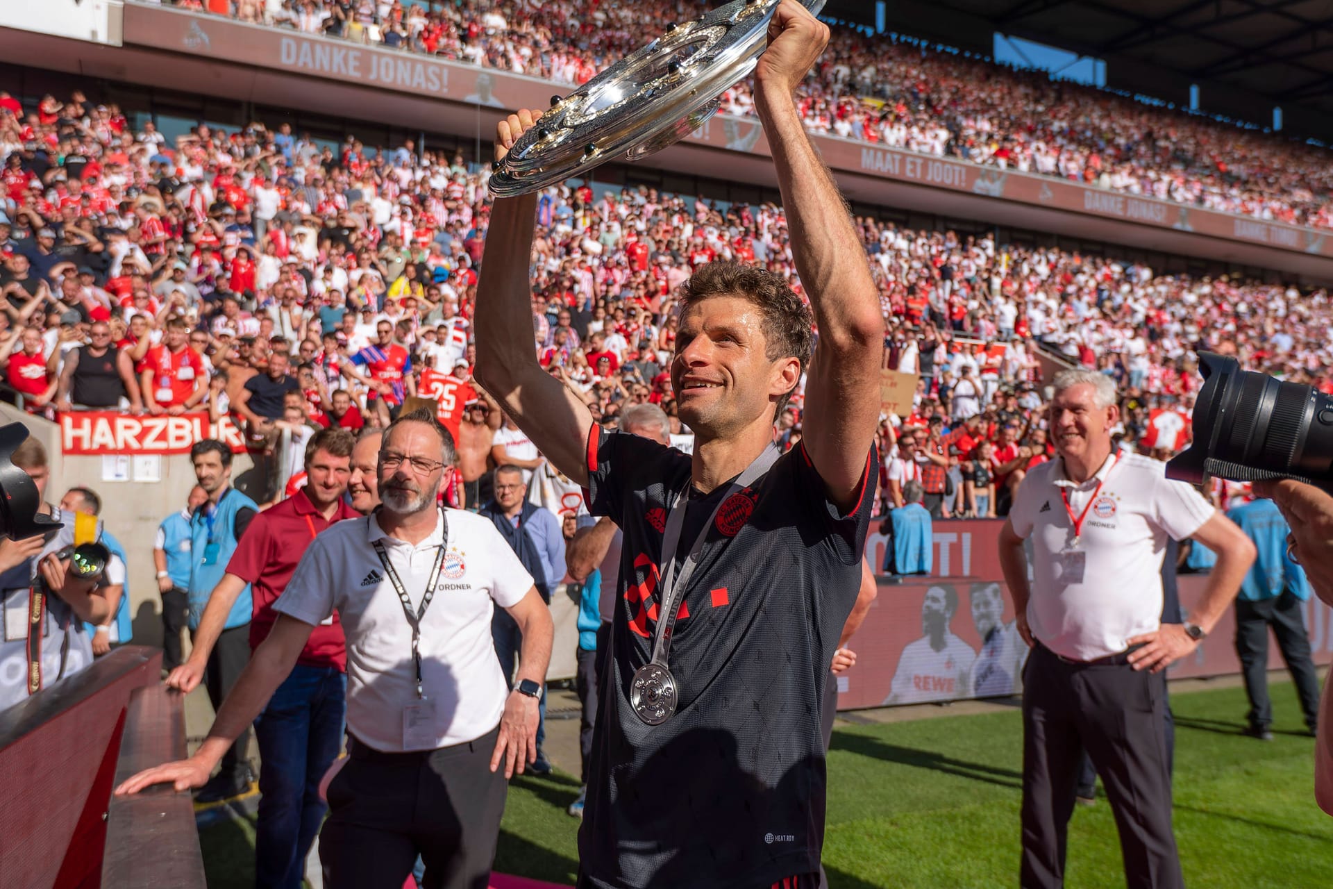 Thomas Müller präsentiert die Meisterschale (Archivbild): Für die Vereinslegende wird es die letzte Titel-Sause mit dem FC Bayern.