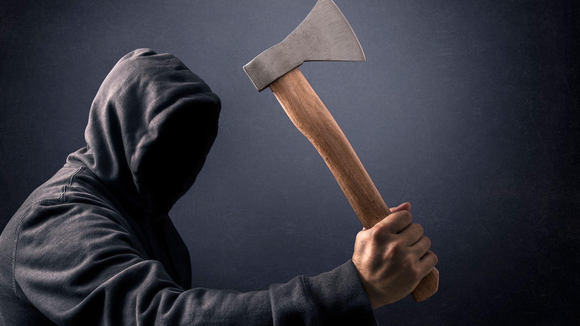 Mann mit einer Axt (Symbolbild): Die Mutter erlitt mehrere Verletzungen bei dem Angriff. Mann mit einer Axt (Symbolbild): Die Mutter erlitt mehrere Verletzungen bei dem Angriff.