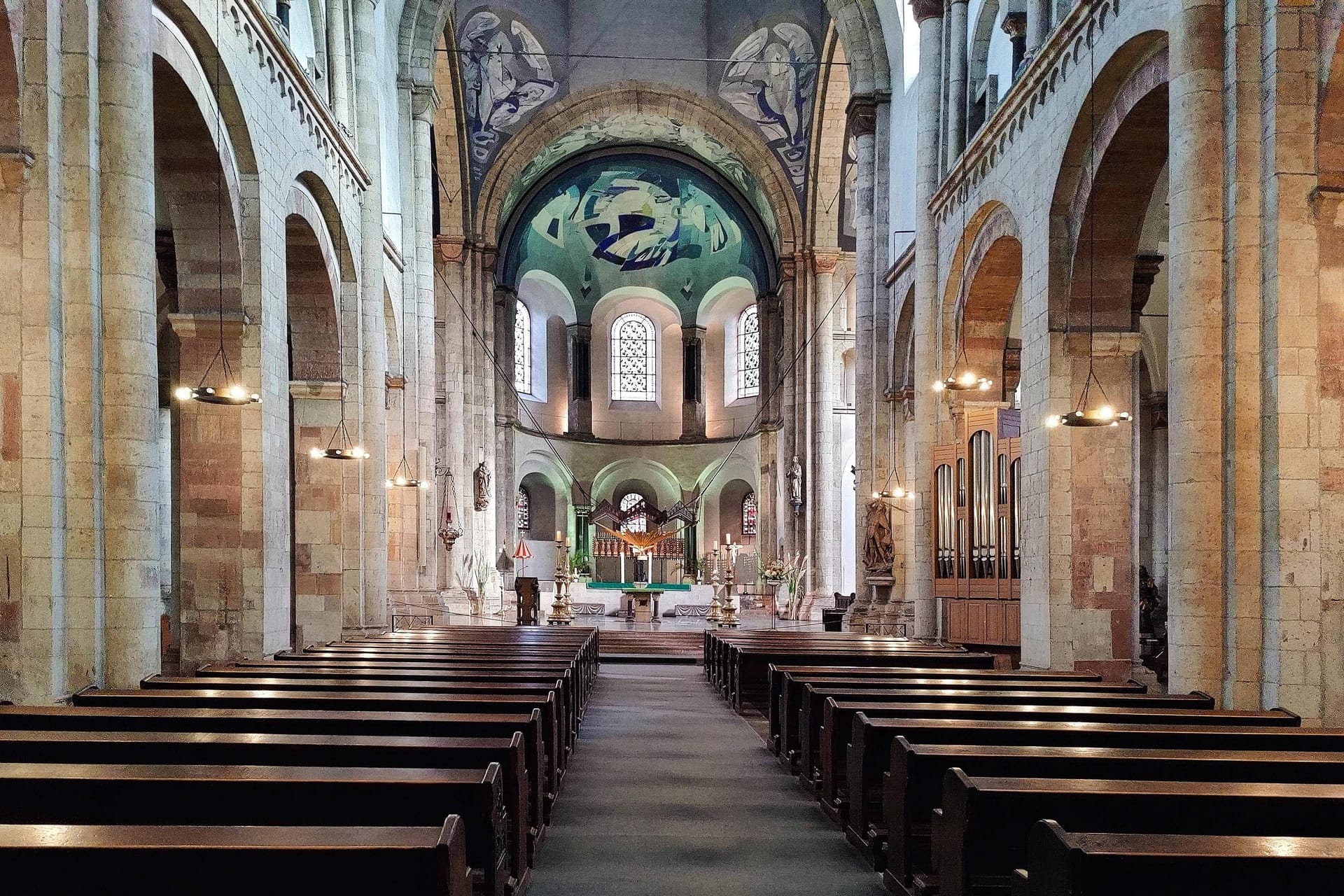 Blick auf den Vierungsaltar in St. Aposteln (Archivfoto): Die Innenstadtkirchen sind Opfer von Räubern geworden.