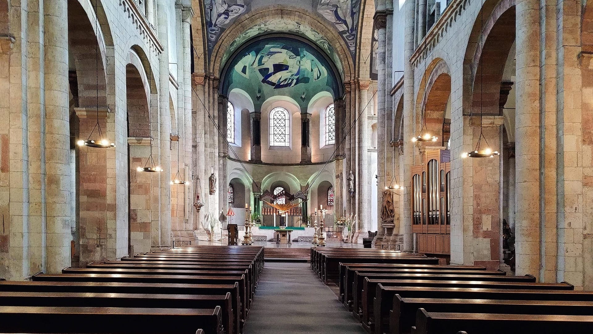 Blick auf den Vierungsaltar in St. Aposteln (Archivfoto): Die Innenstadtkirchen sind Opfer von Räubern geworden.