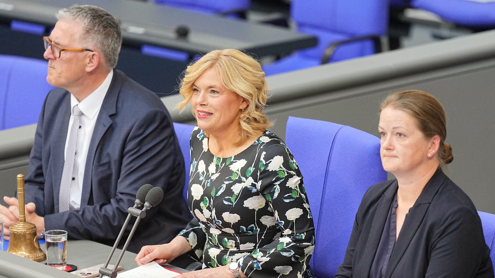 Julia Klöckner (M.): Die neue Bundestagspräsidentin leitete die Wahl.