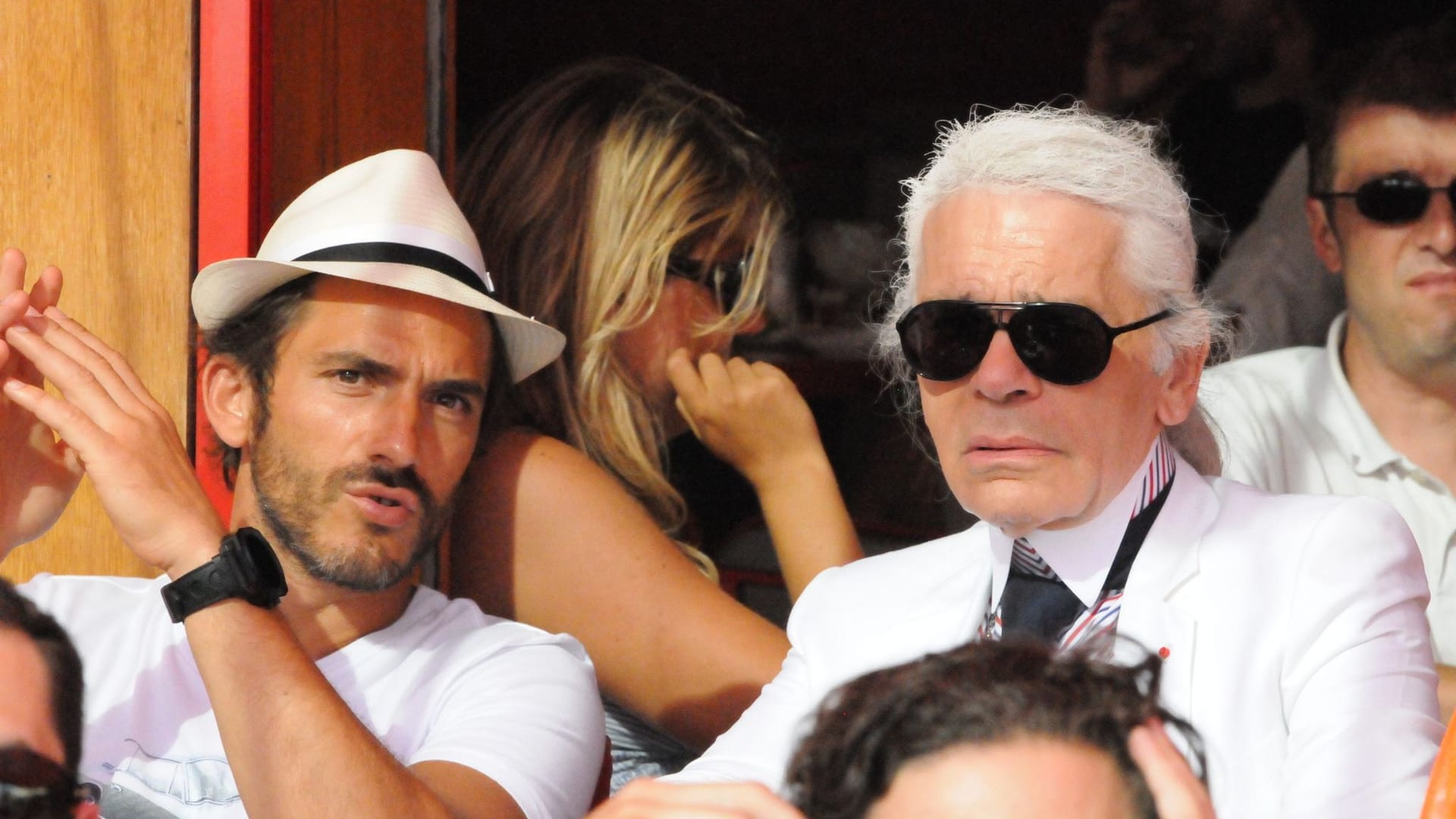 Karl Lagerfeld (r.) und sein Bodyguard Sebastien Jondeau (Archivbild): Der Designer wurde 1933 in Hamburg geboren. Karl Lagerfeld (r.) und sein Bodyguard Sebastien Jondeau (Archivbild): Der Designer wurde 1933 in Hamburg geboren.