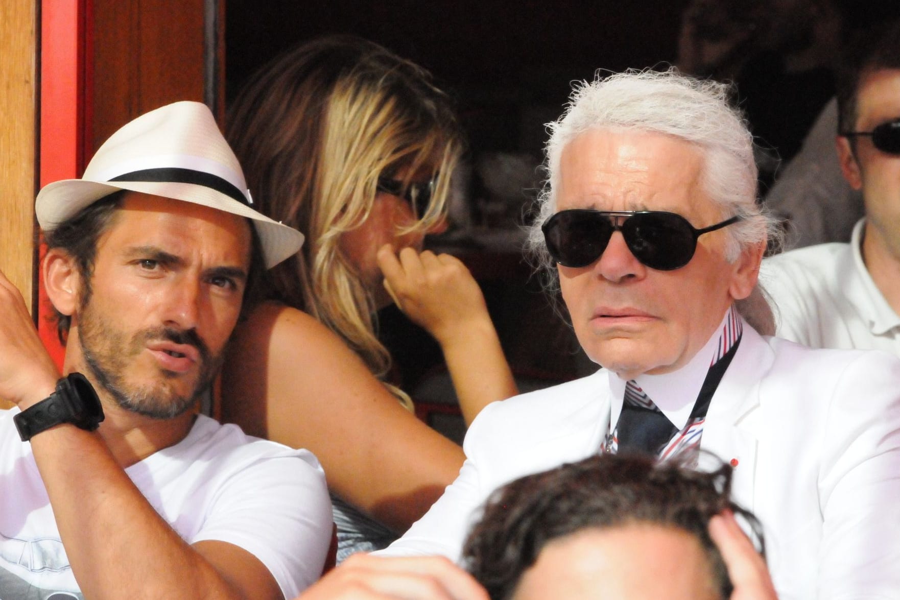 Karl Lagerfeld (r.) und sein Bodyguard Sebastien Jondeau (Archivbild): Der Designer wurde 1933 in Hamburg geboren.