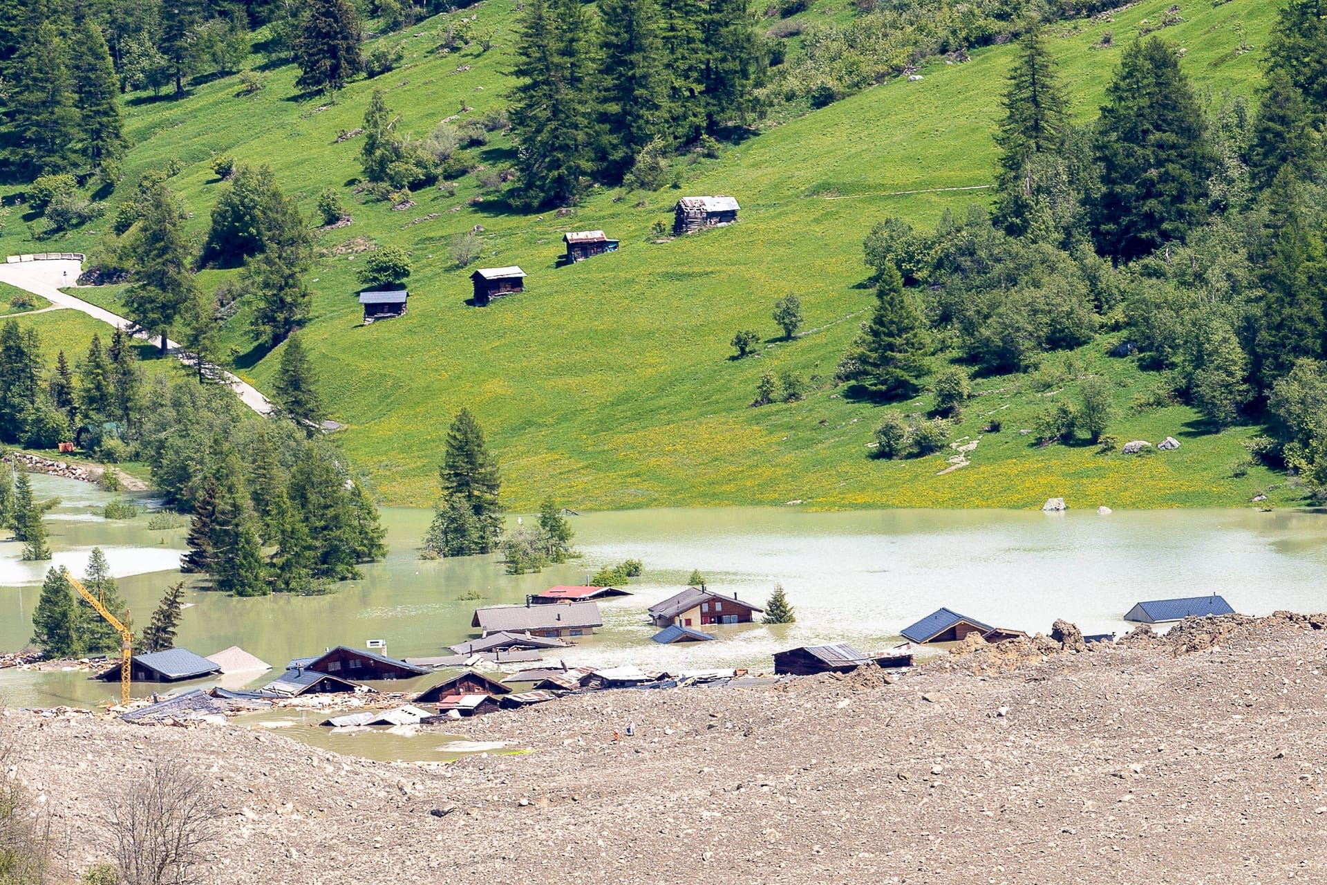 Blatten (Schweiz): Das Dorf wurde bei einem Gletscherabbruch von Geröll verschüttet, später überflutet.