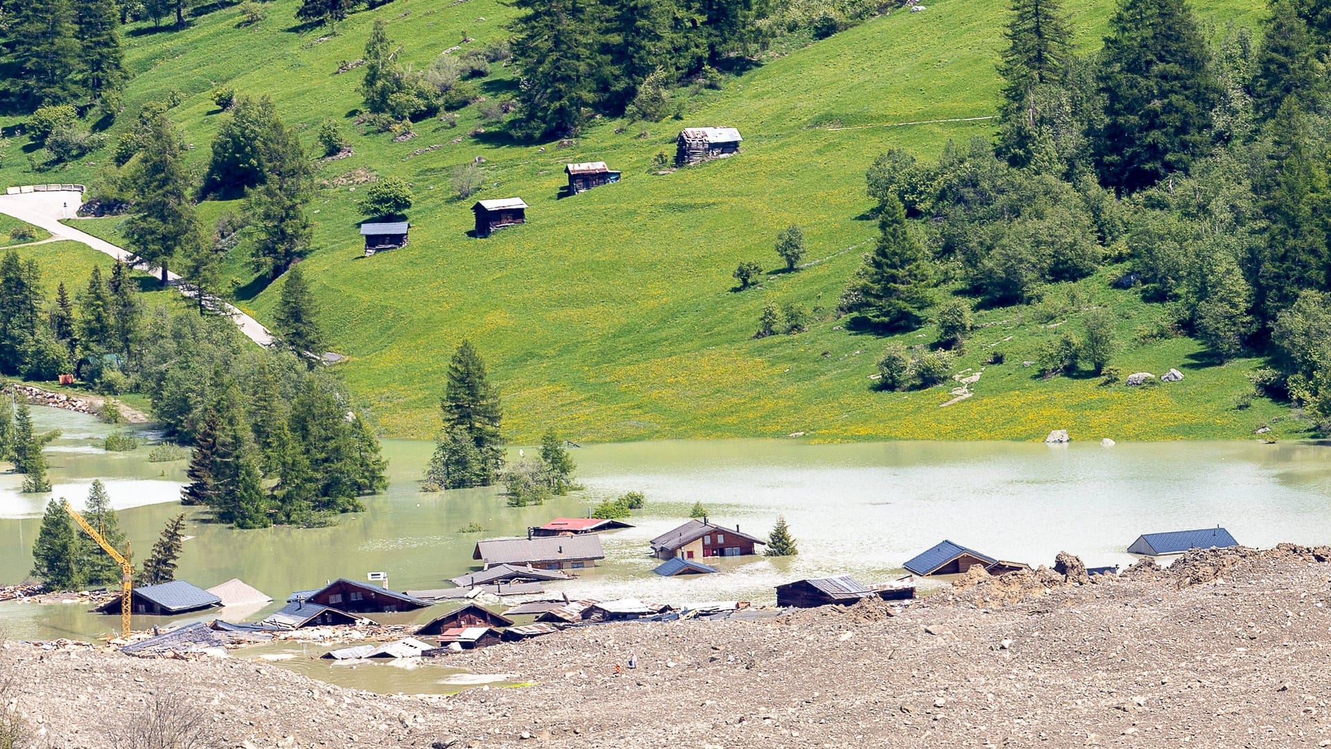 Blatten (Schweiz): Das Dorf wurde bei einem Gletscherabbruch von Geröll verschüttet, später überflutet. Blatten (Schweiz): Das Dorf wurde bei einem Gletscherabbruch von Geröll verschüttet, später überflutet.