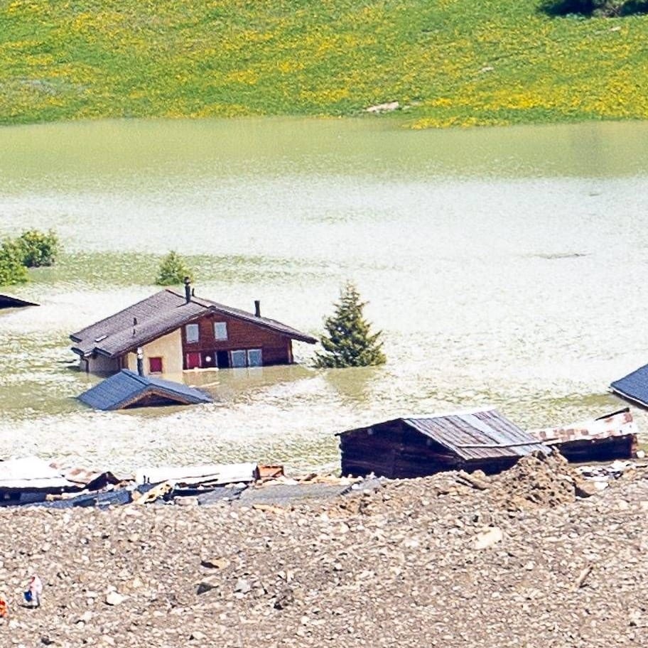 Blatten (Schweiz): Das Dorf wurde bei einem Gletscherabbruch von Geröll verschüttet, später überflutet.