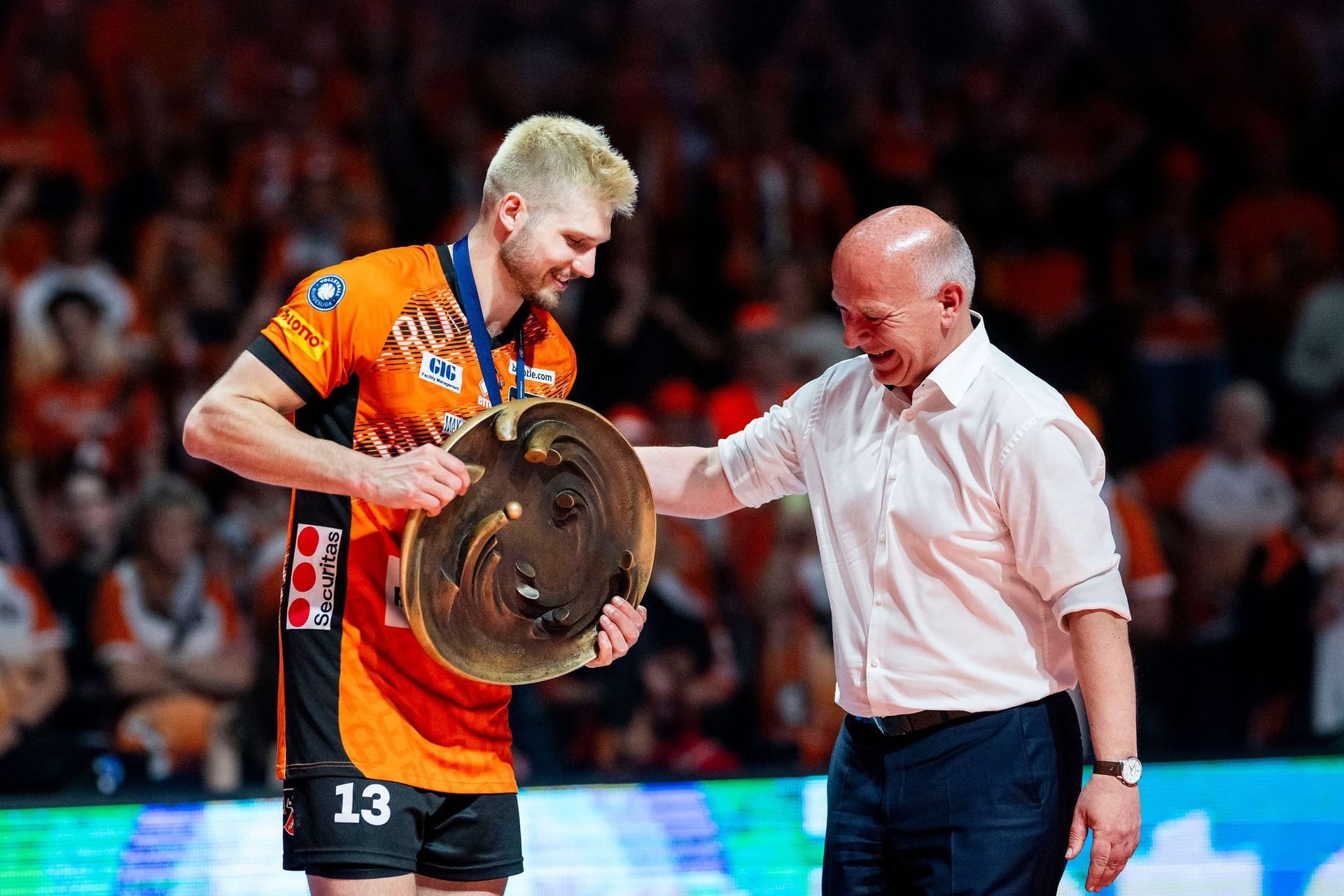 Der Berliner Ruben Schott und Bürgermeister von Berlin Kai Wegner. Die Berlin Volleys sind Meister geworden.Der Berliner Ruben Schott und Bürgermeister von Berlin Kai Wegner. Die Berlin Volleys sind wieder Meister geworden.
