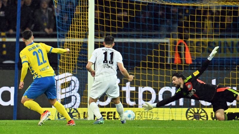 Braunschweigs Fabio Di Michele Sanchez dreht das Spiel: Erst das 1:2, später noch der Ausgleich.