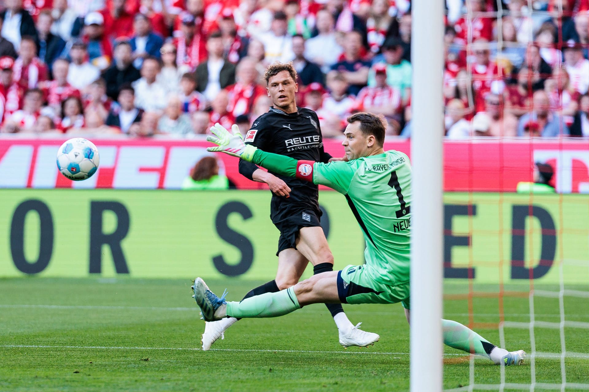 Manuel Neuer: Kehrte erstmals nach seiner Verletzung im März wieder in die Startelf zurück. Verhinderte mit einem Riesenreflex nach einem Eckball aus kurzer Distanz ein Eigentor von Kimmich. Starke Parade gegen Hack (40.). Auch Reitz' Versuch per Hacke klärte er souverän (59.). Rettete nach Guerreiros Patzer im Eins-gegen-Eins gegen Čvančara (79.). Note 2 Manuel Neuer: Kehrte erstmals nach seiner Verletzung im März wieder in die Startelf zurück. Verhinderte mit einem Riesenreflex nach einem Eckball aus kurzer Distanz ein Eigentor von Kimmich. Starke Parade gegen Hack (40.). Auch Reitz' Versuch per Hacke klärte er souverän (59.). Rettete nach Guerreiros Patzer im Eins-gegen-Eins gegen Čvančara (79.). Note 2