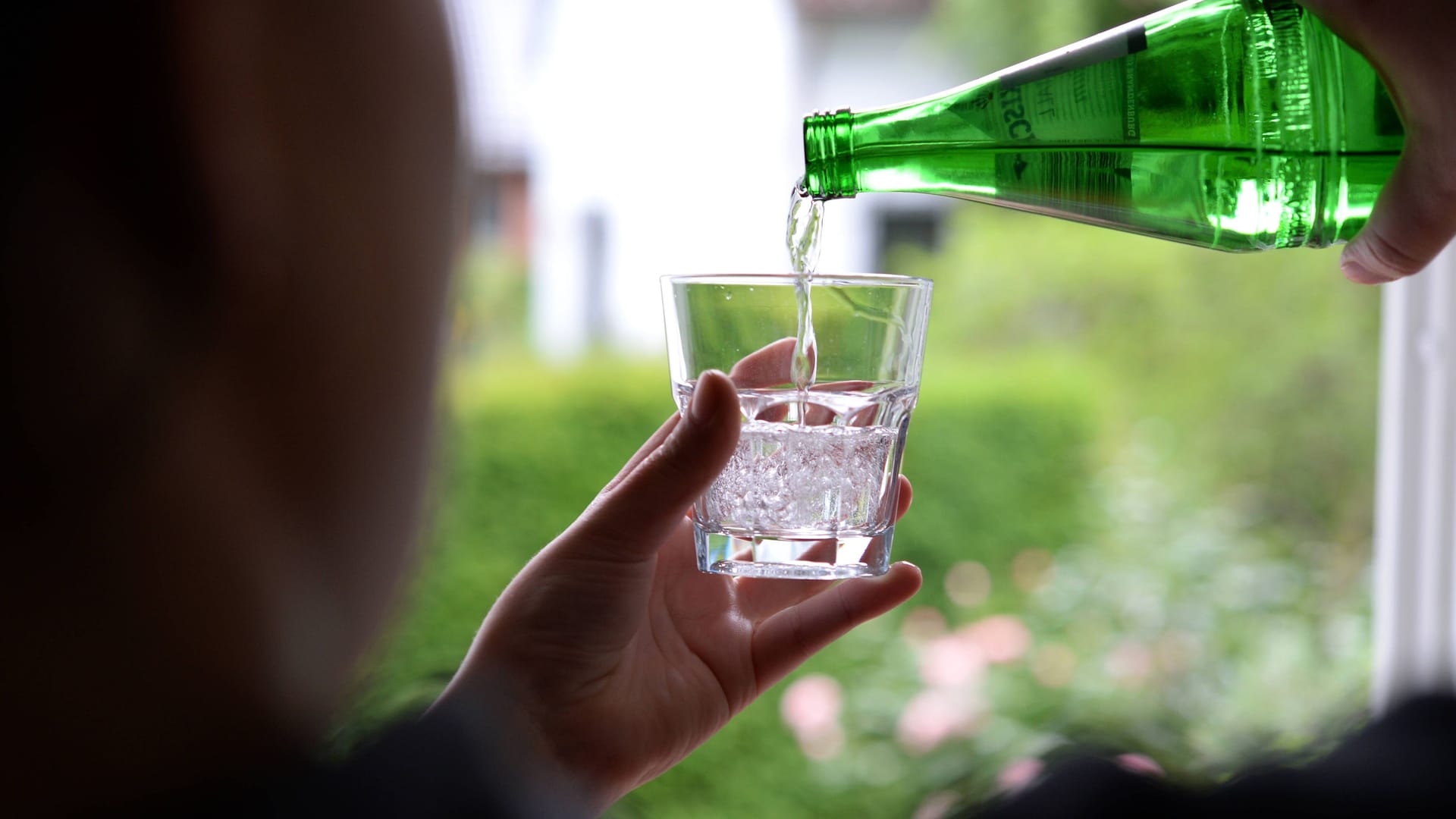 Eine Frau gießt sich Mineralwasser in eine Flasche (Symbolfoto): In Frankreich wurden einer Mutter die Drogen ihres Sohnes zum Verhängnis. Eine Frau gießt sich Mineralwasser in eine Flasche (Symbolfoto): In Frankreich wurden einer Mutter die Drogen ihres Sohnes zum Verhängnis.