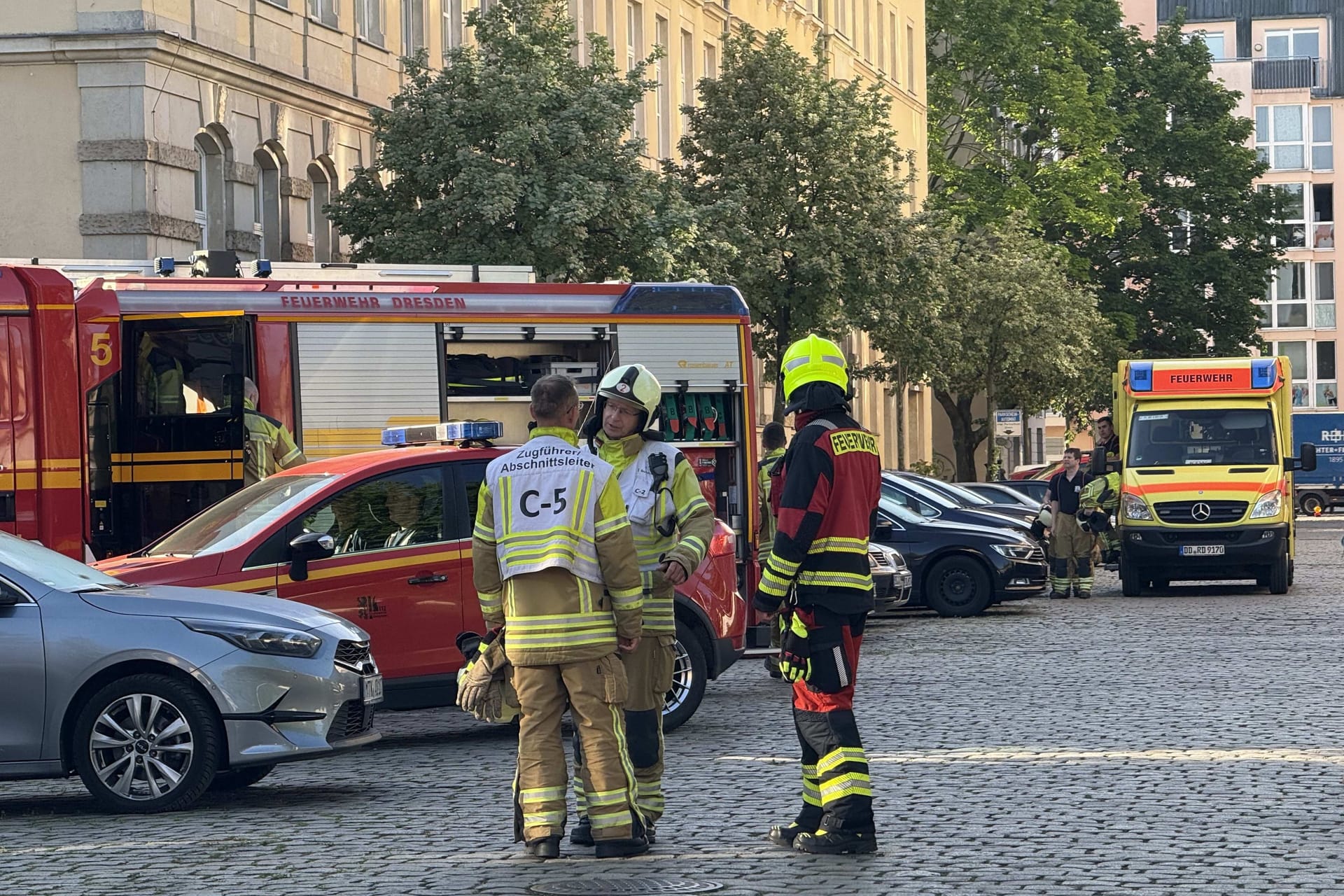 Die Feuerwehr am Einsatzort: Sie rückte mit vielen Kräften zur Schule aus.